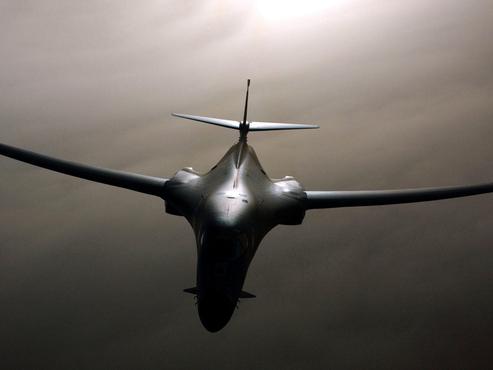 Черный военный самолет Rockwell B-1 Lancer