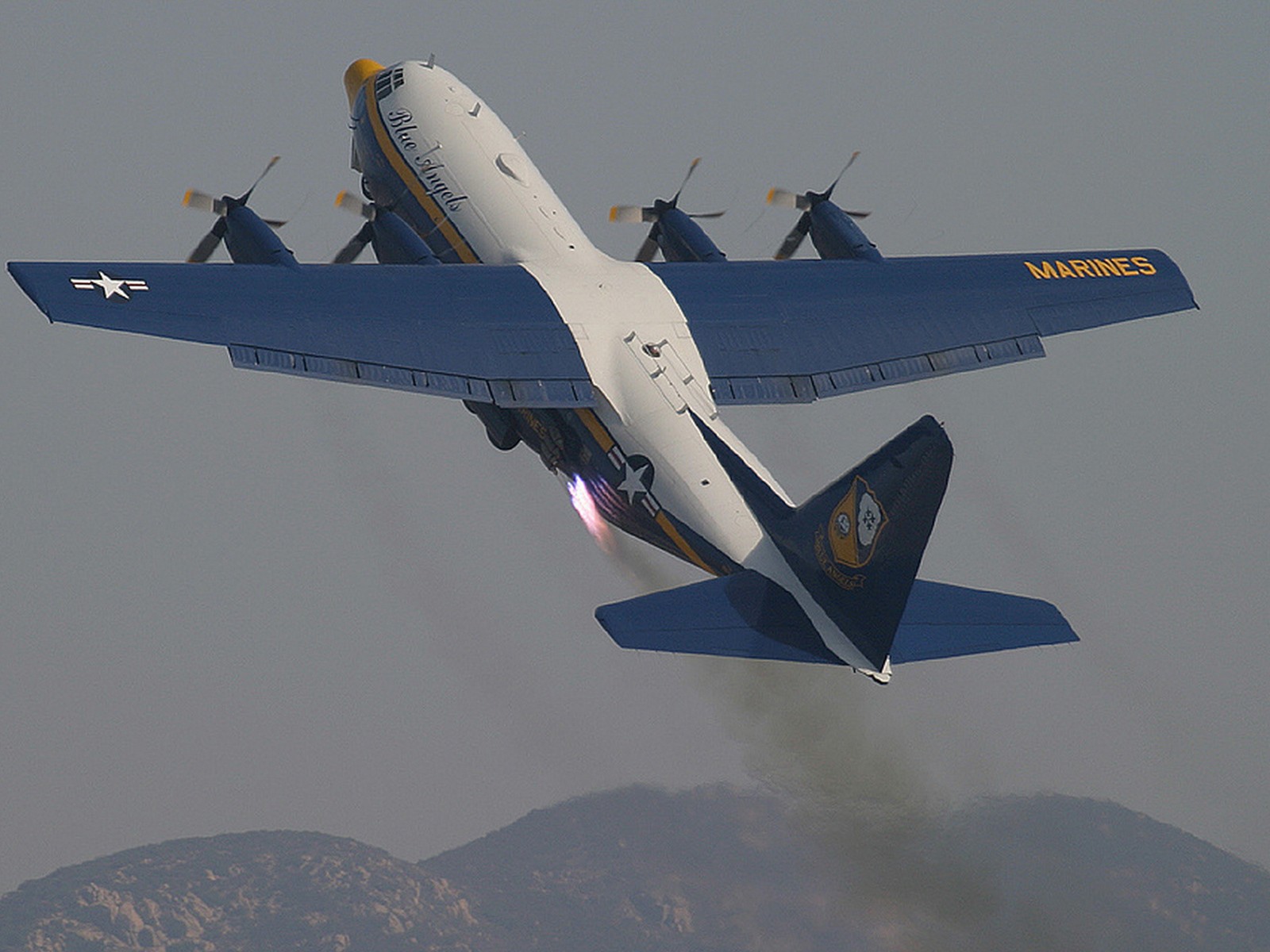 Самолет Голубой ангел выполняет маневр