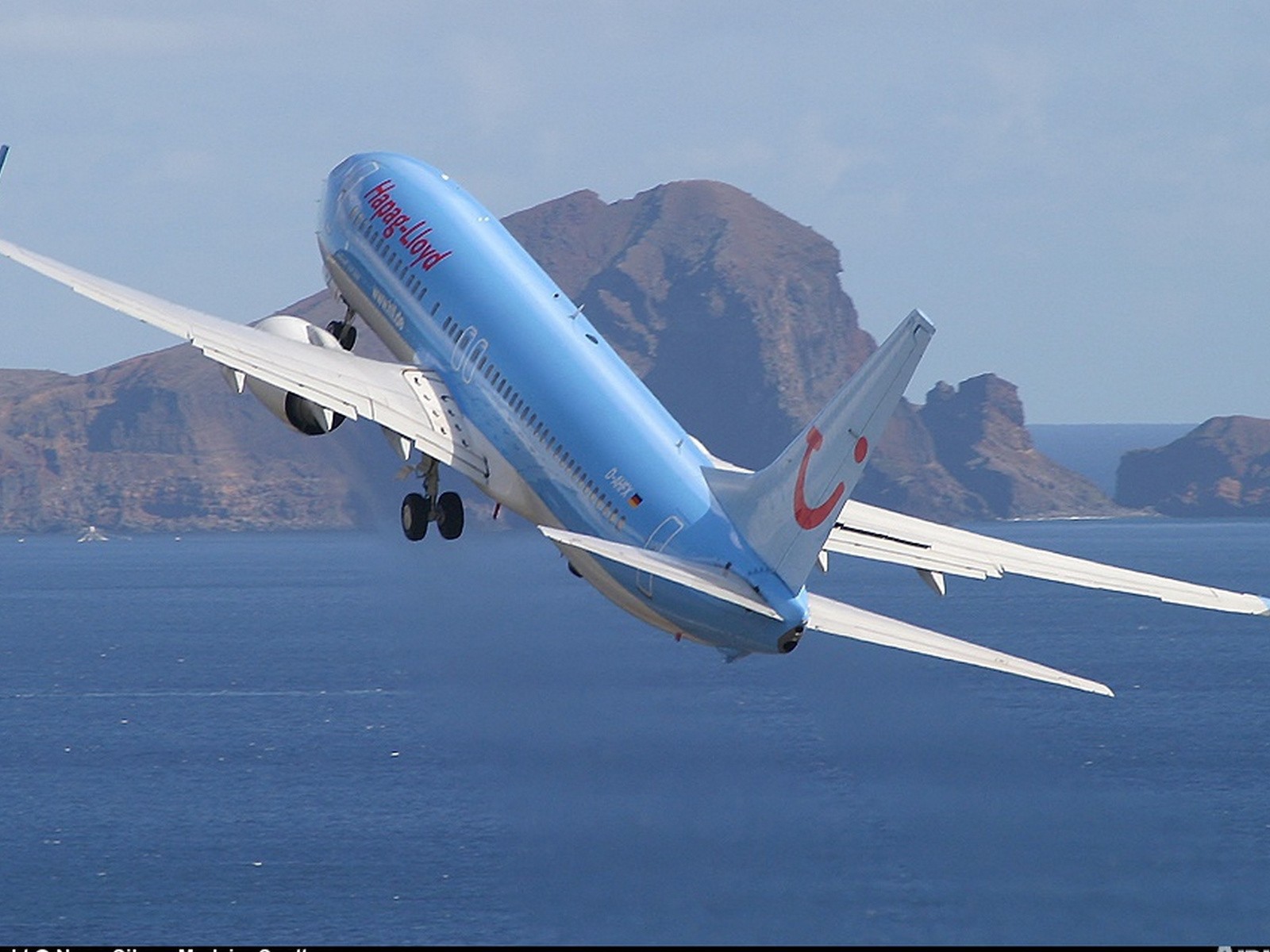 Голубой самолет над заливом