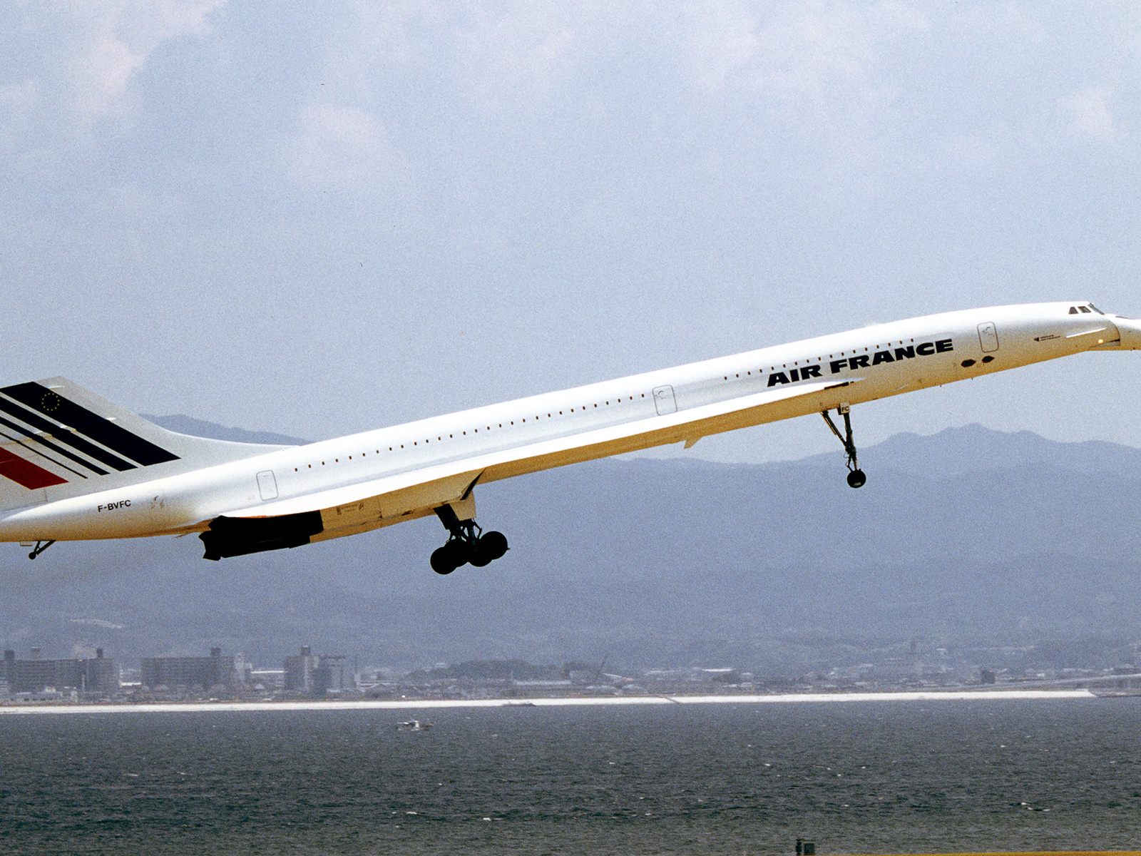 Конкорд над водой залива