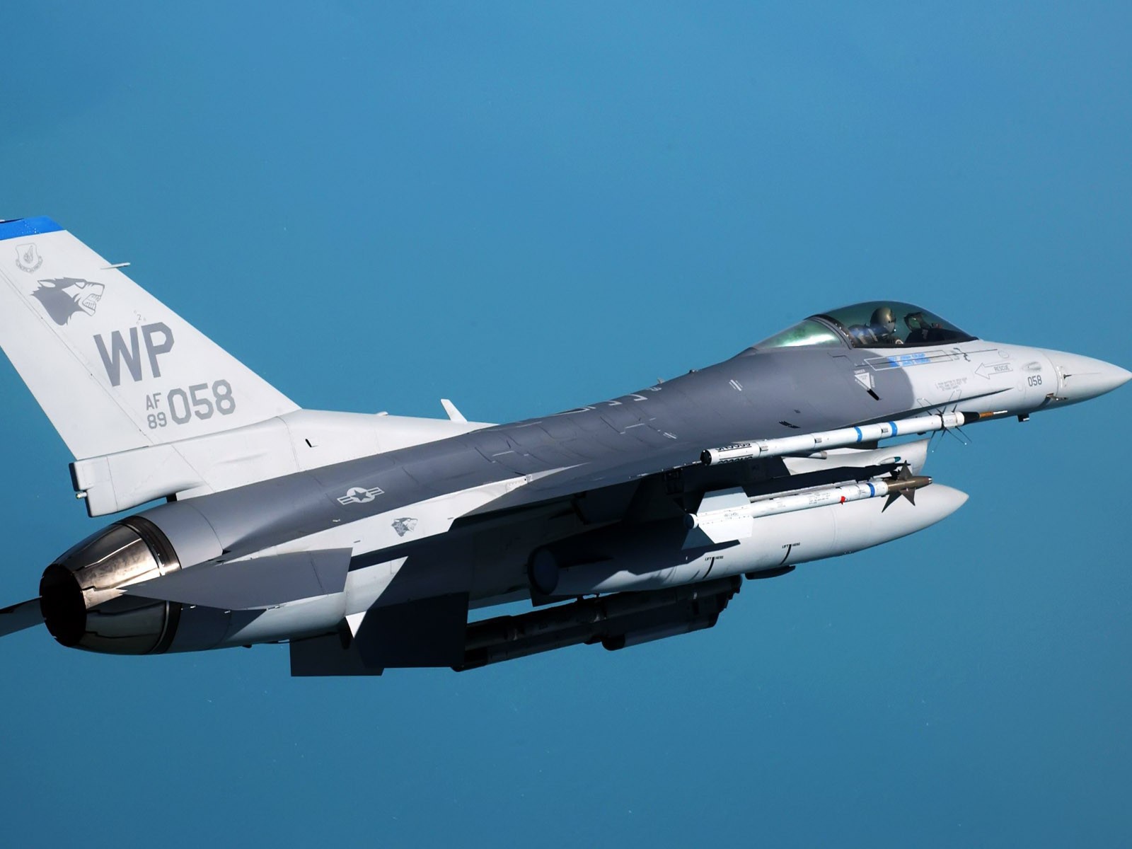 Самолет F-16 на голубом фоне неба