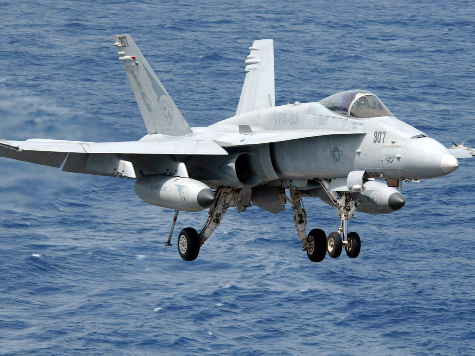 Истребитель F-16 на фоне моря