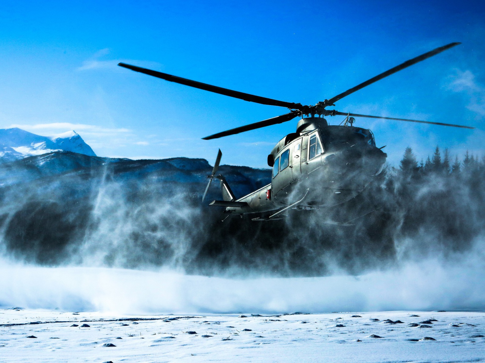 Военный вертолет садится на снег в Норвегии