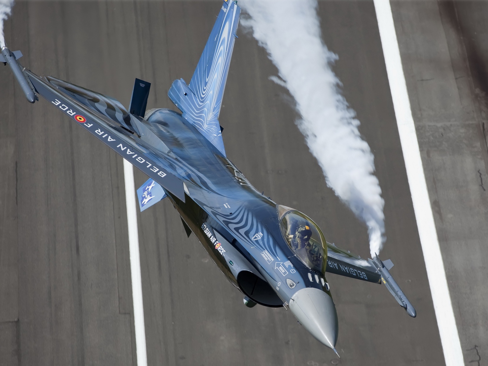 Дымящийся самолет над землей