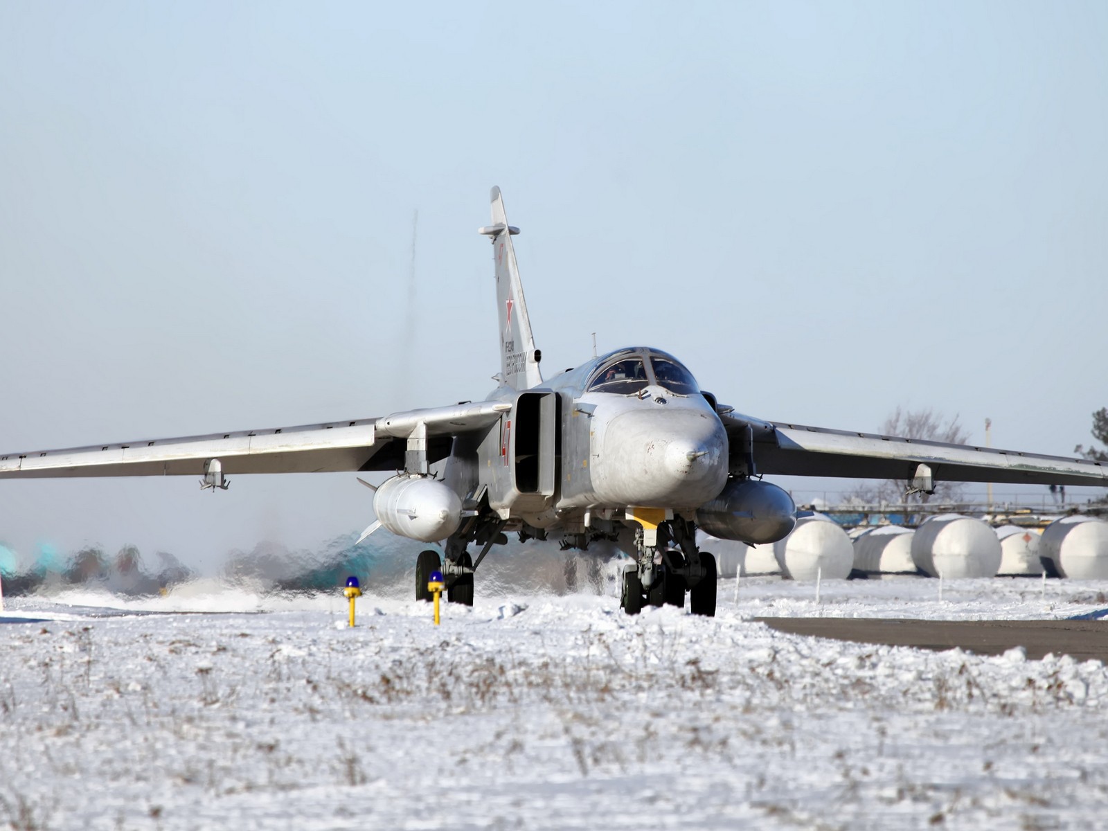 Истребитель Су-24 готовится ко взлету