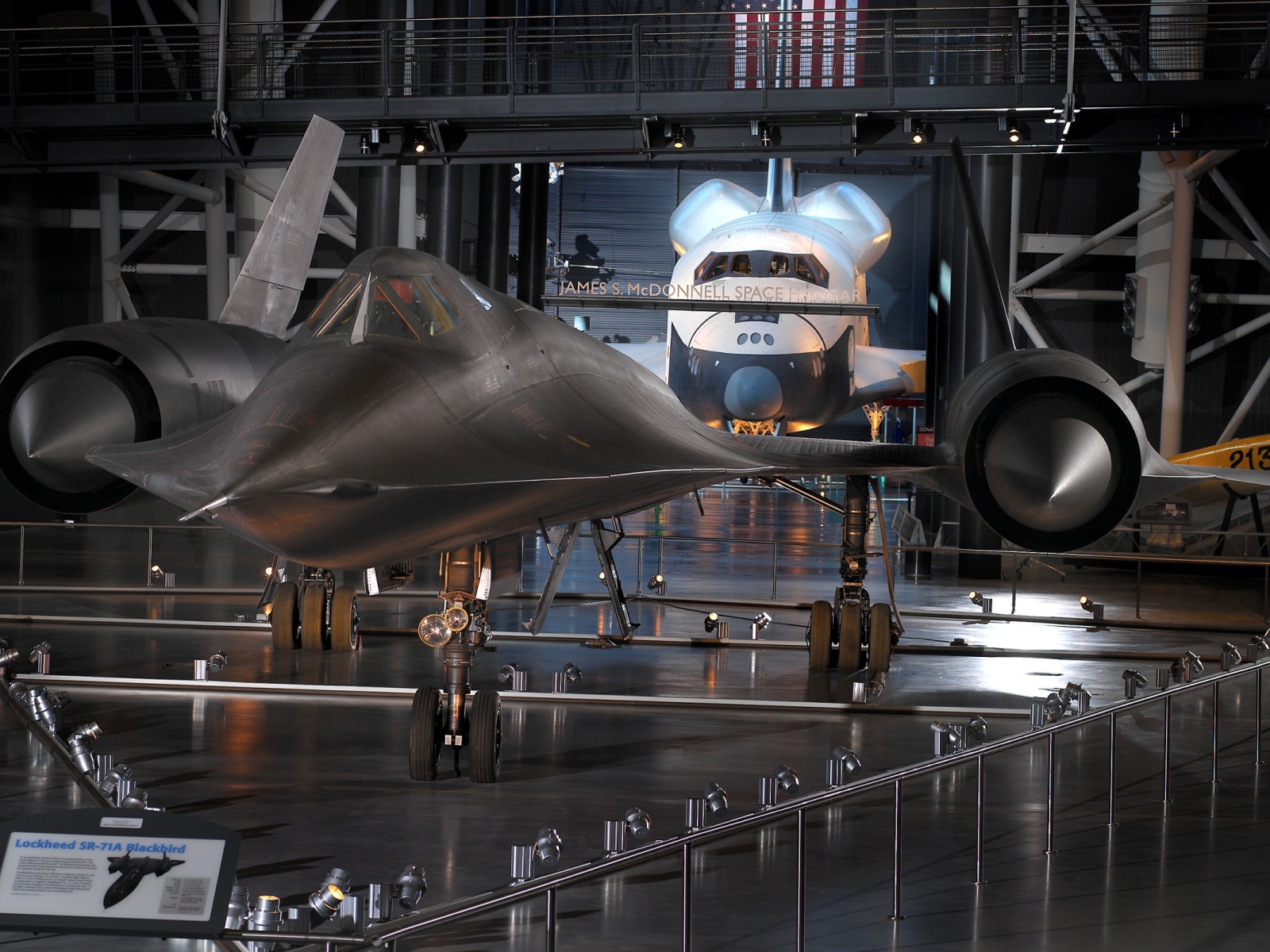 Самолет Lockheed SR-71 на фоне шаттла