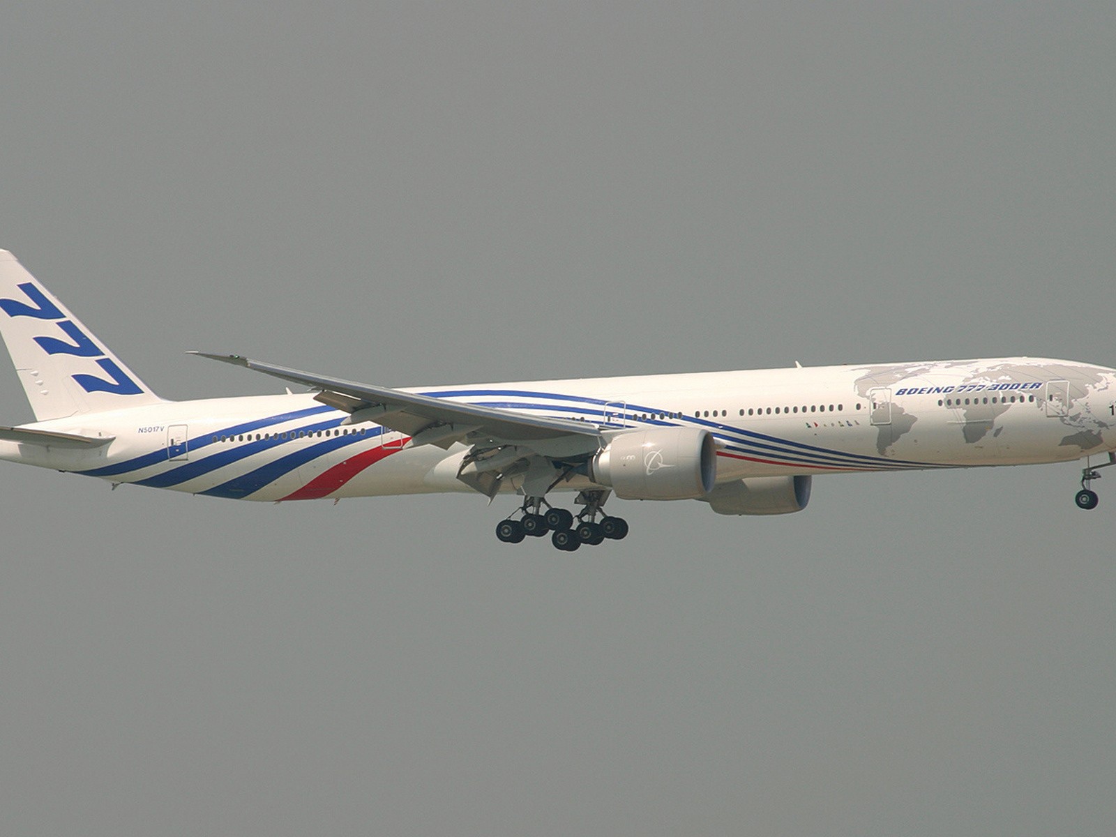 Самолет с номером 777