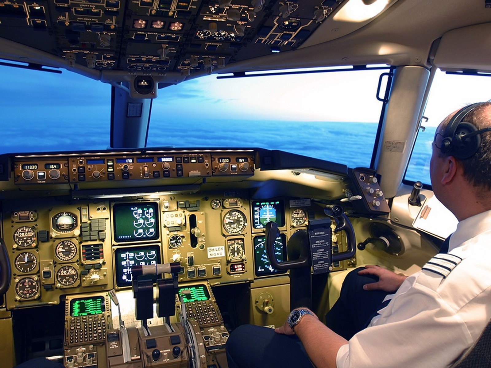 Пилот самолета над облаками