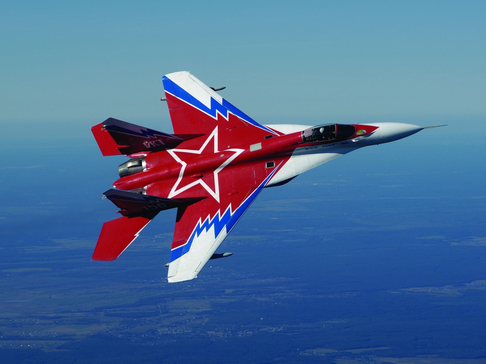 Самолет с большой звездой на крыльях