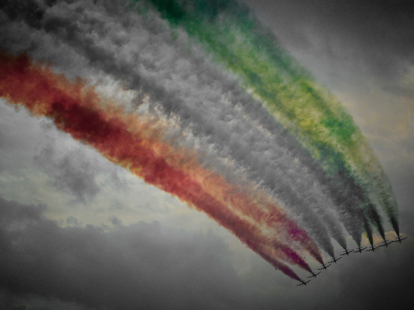 Густой красочный дым от самолетов