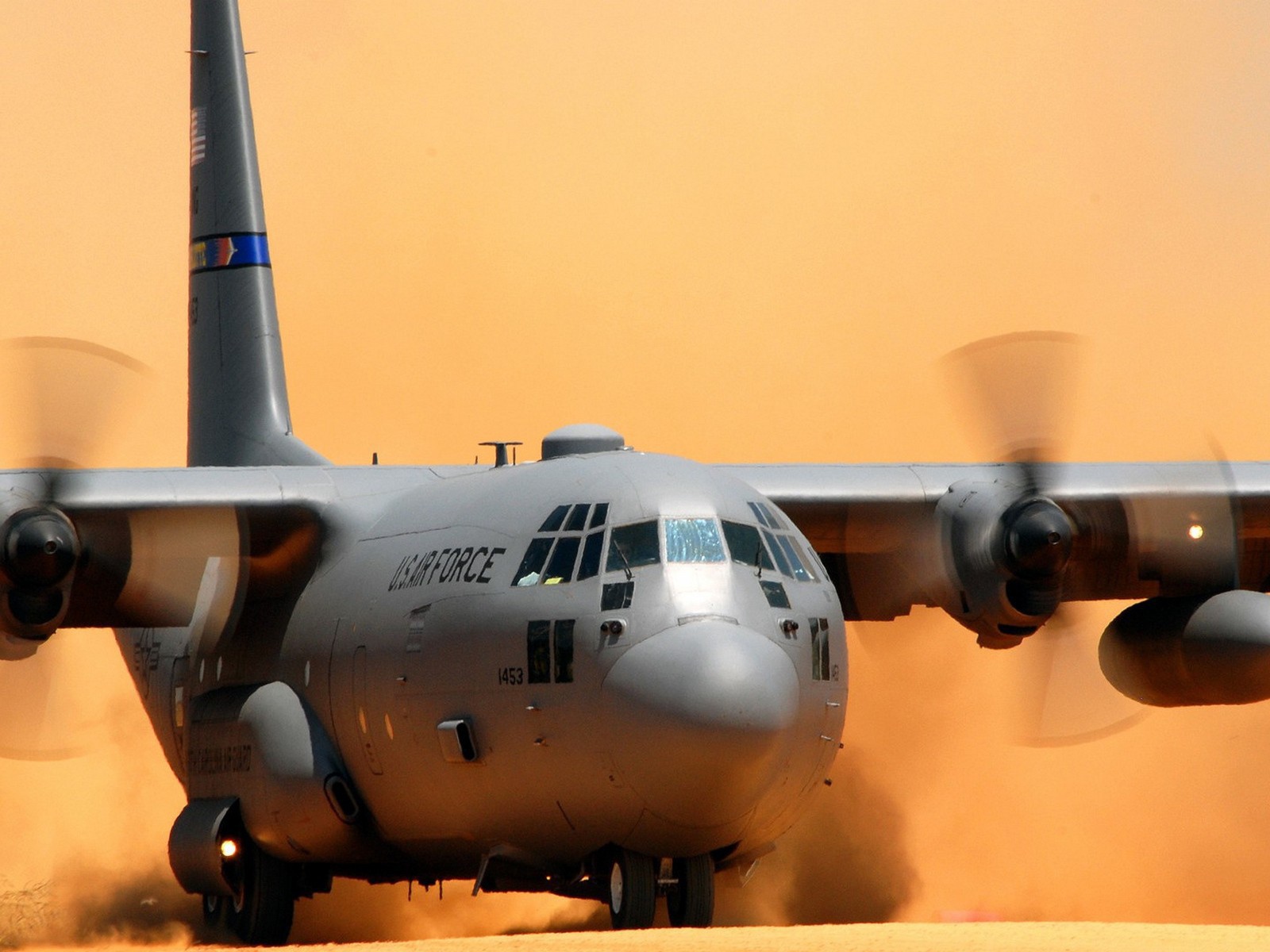 Транспортный самолет AC-130 садится на песок