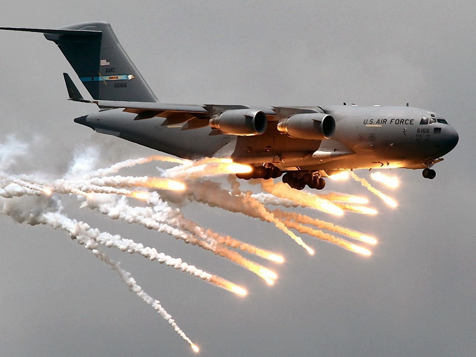 Американский военный самолет произвел бомбометание