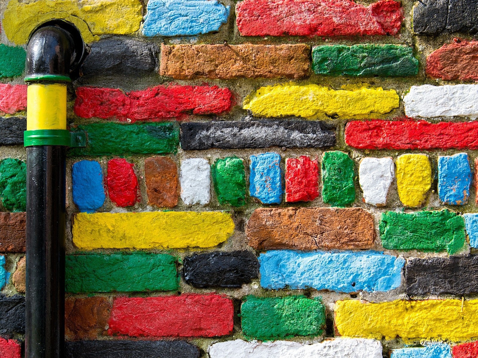 Яркие краски на кирпичах и трубе