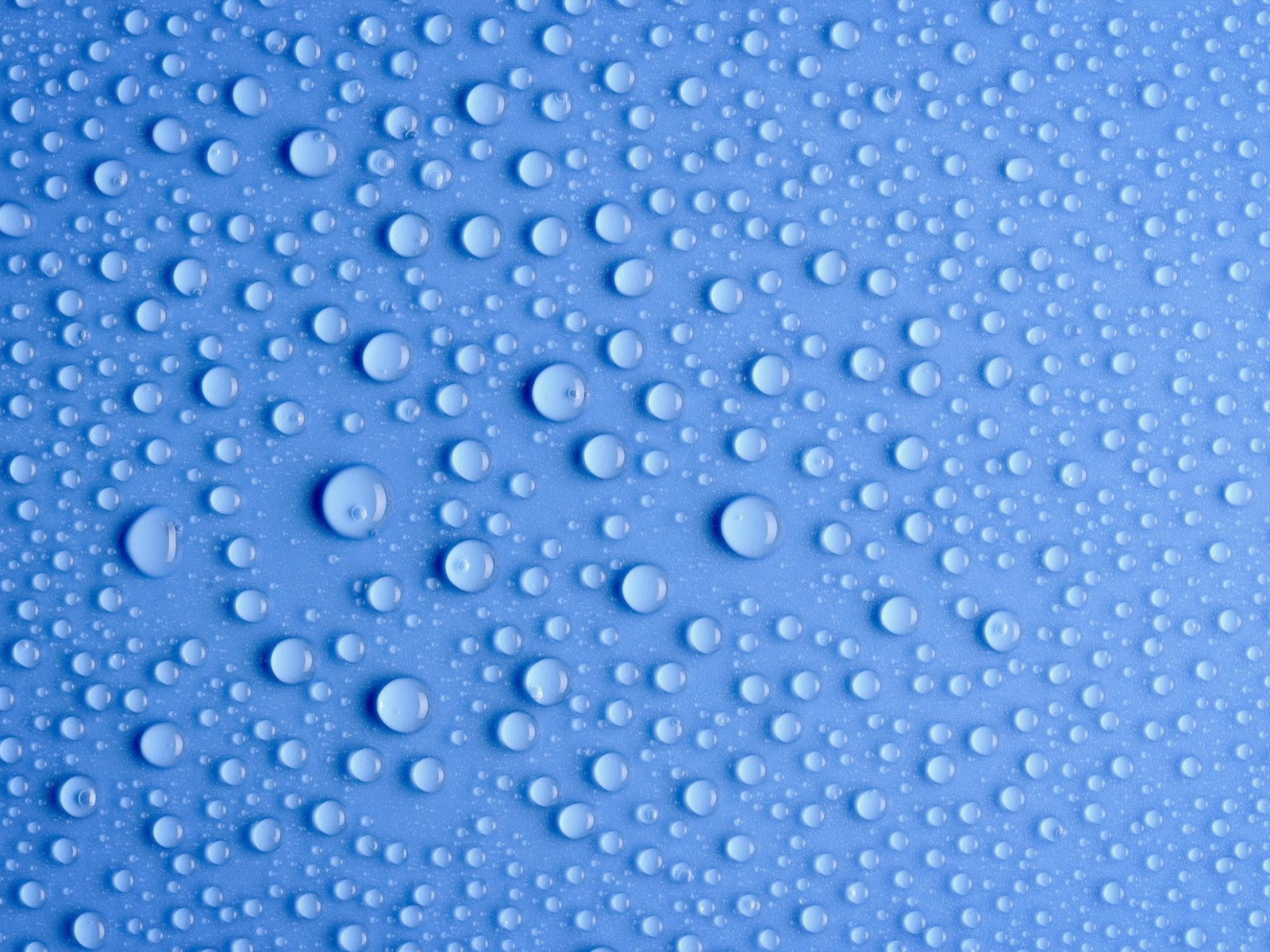 Конденсат на голубом фоне