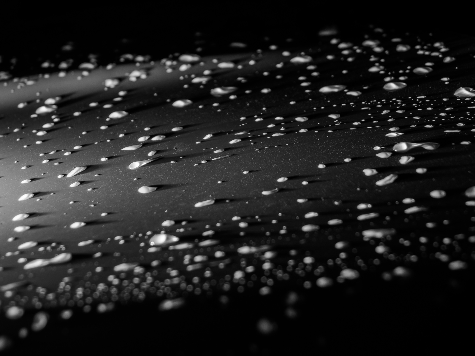 Крошки на черной поверхности