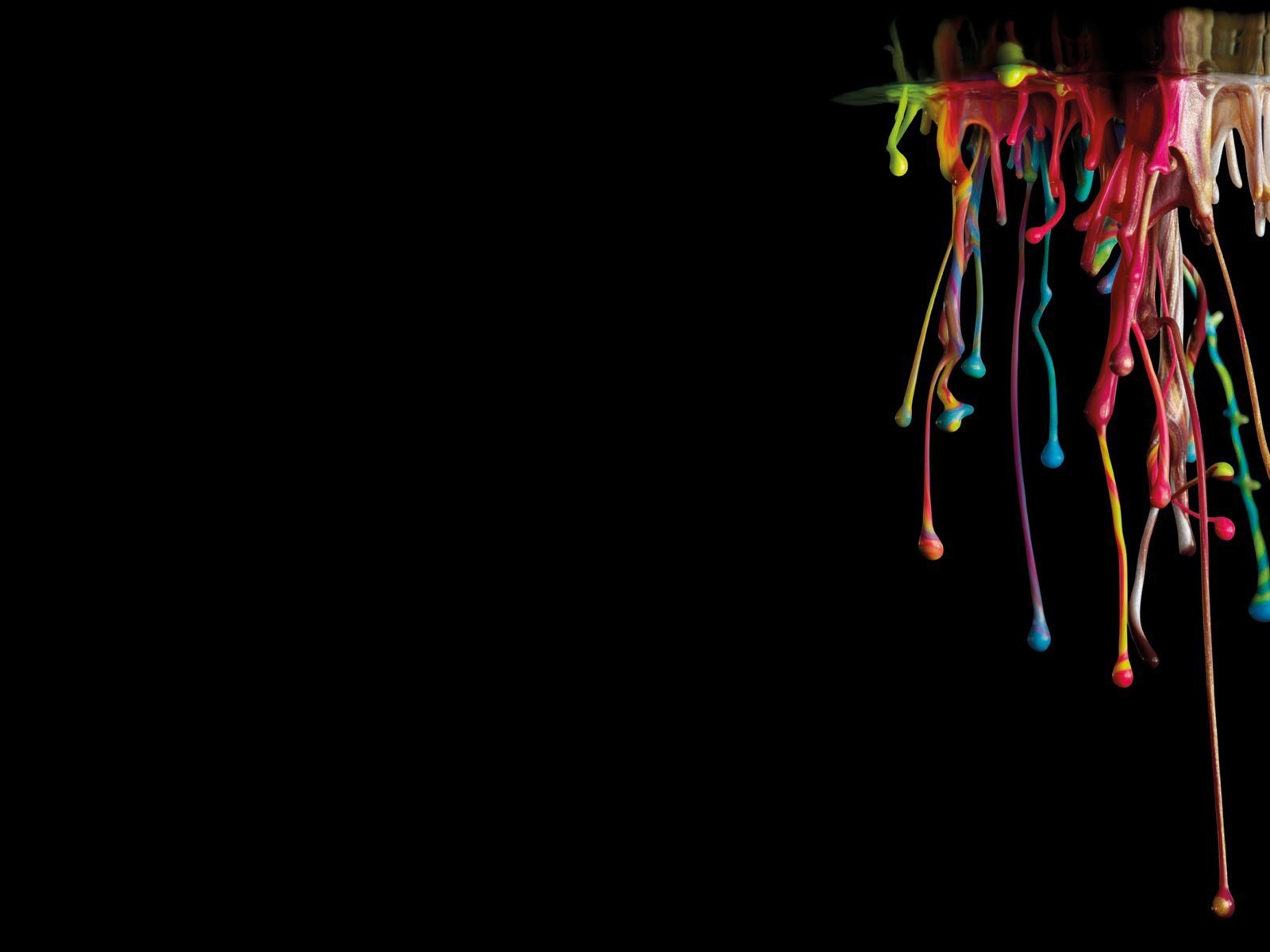 Потоки краски на черном фоне