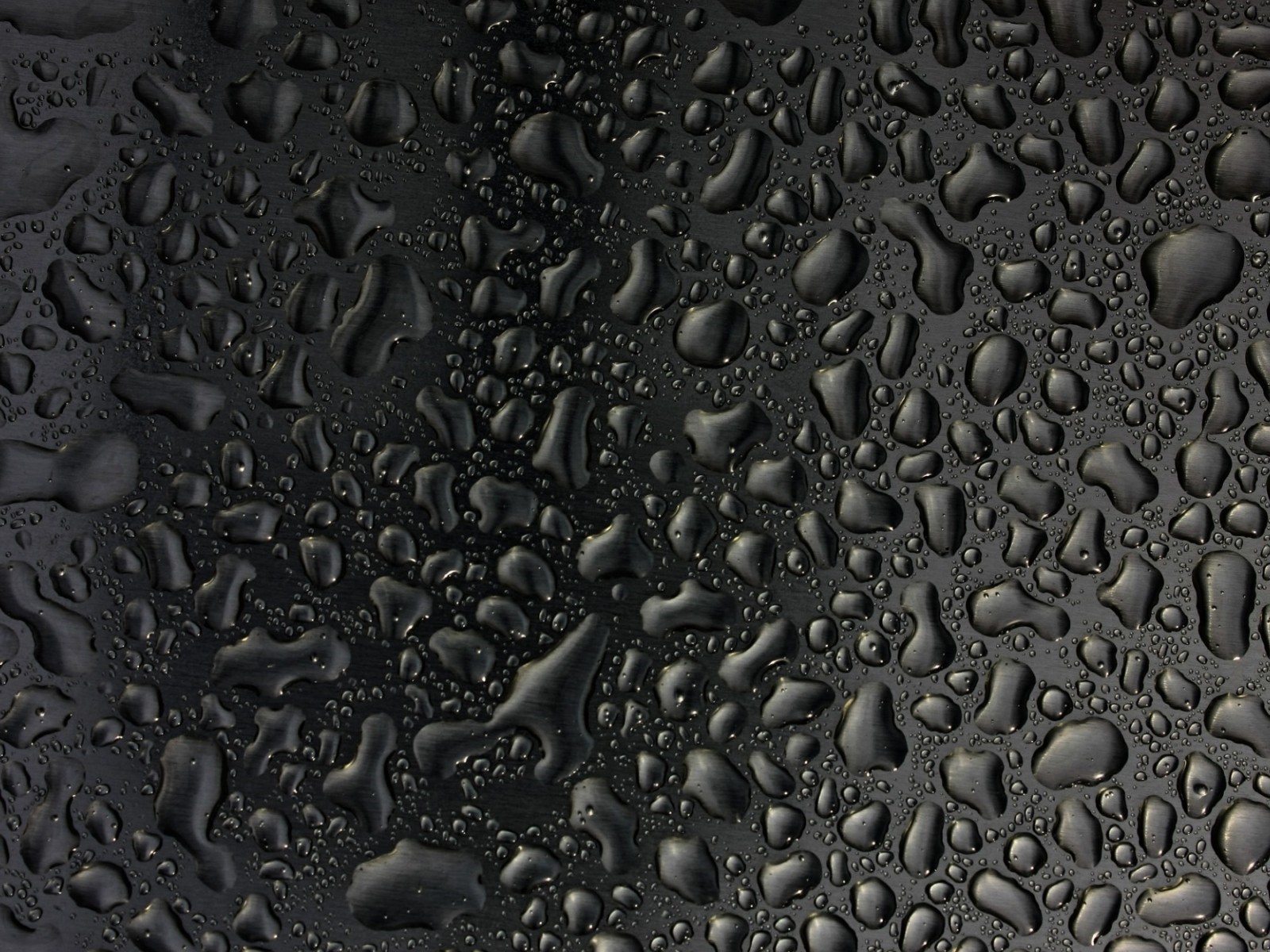 Капли конденсата, черный фон