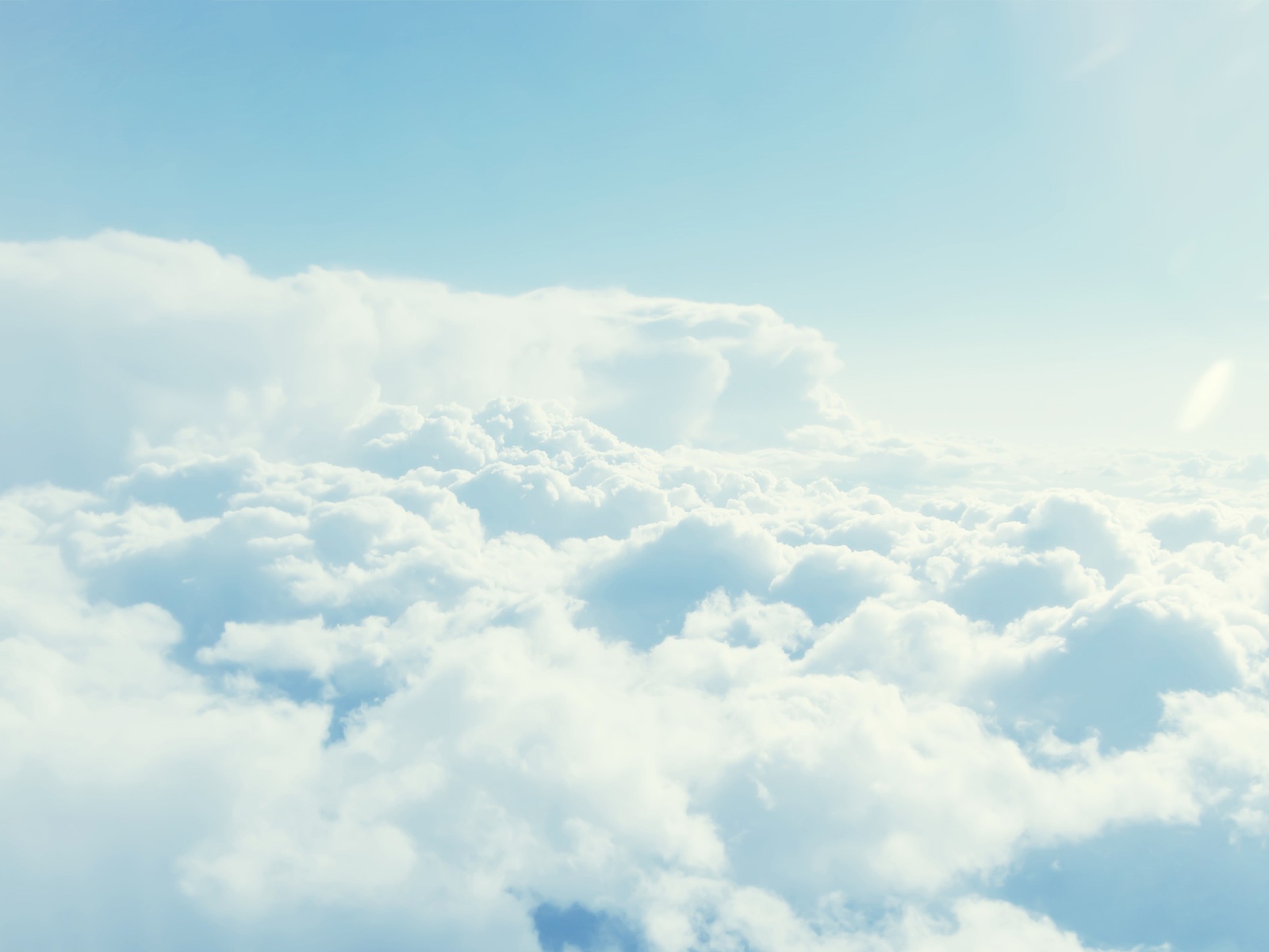 Полет над облаками, голубой фон