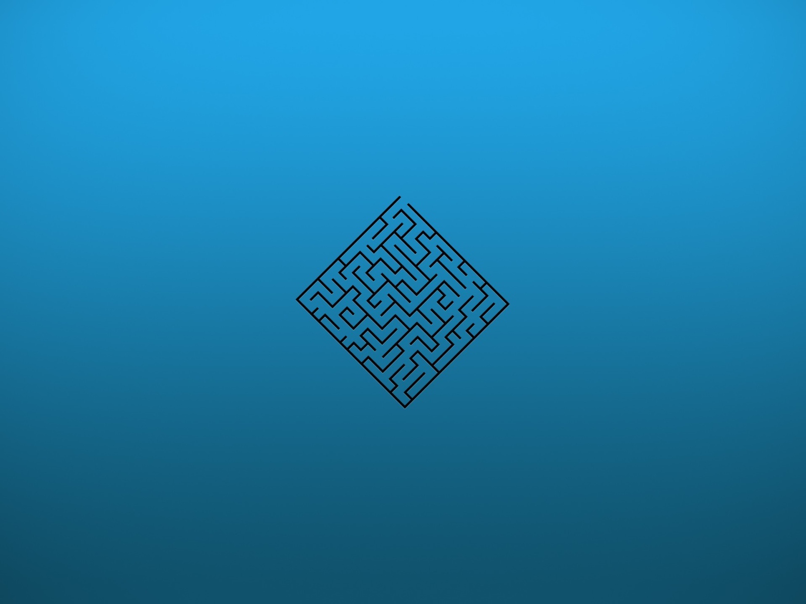 Лабиринт на голубом фоне