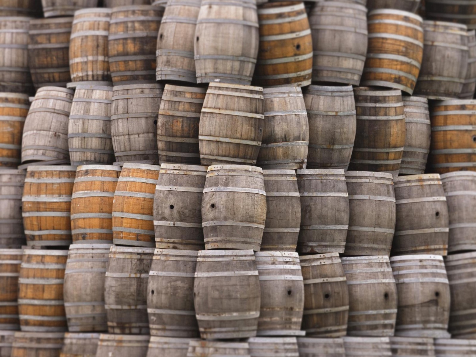 Стопки бочек друг на друге