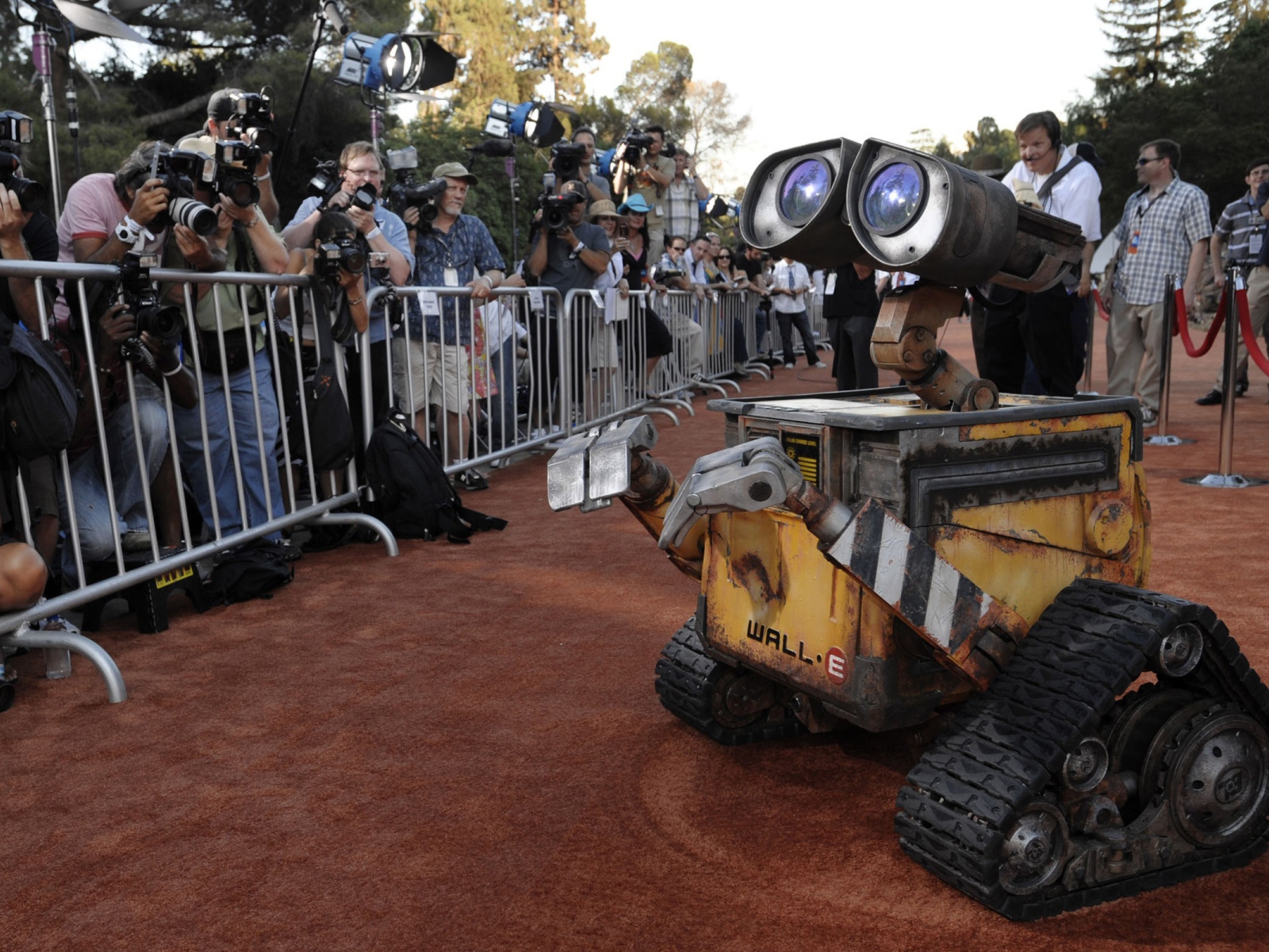 Робот WALL·E перед фанатами