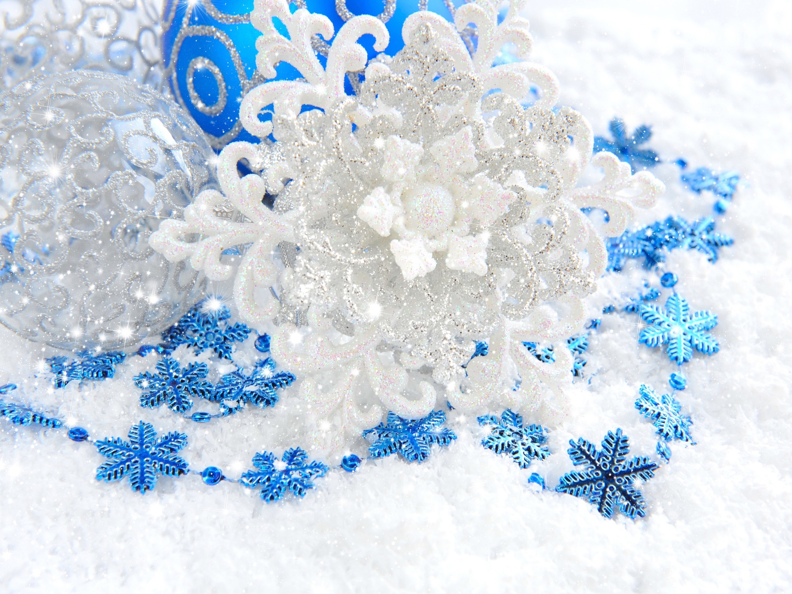 Синие и белая снежинки