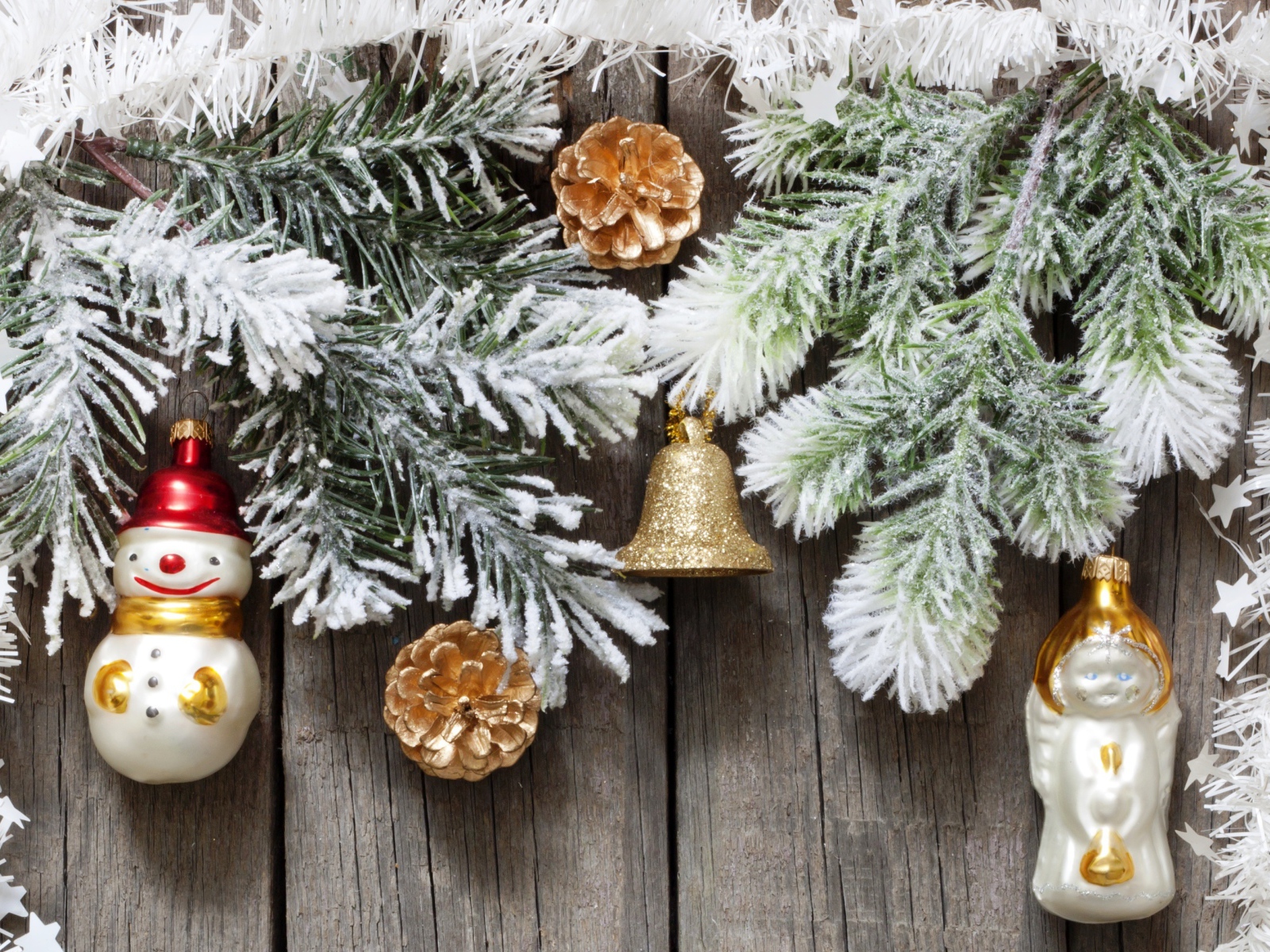 Игрушки на старом заборе