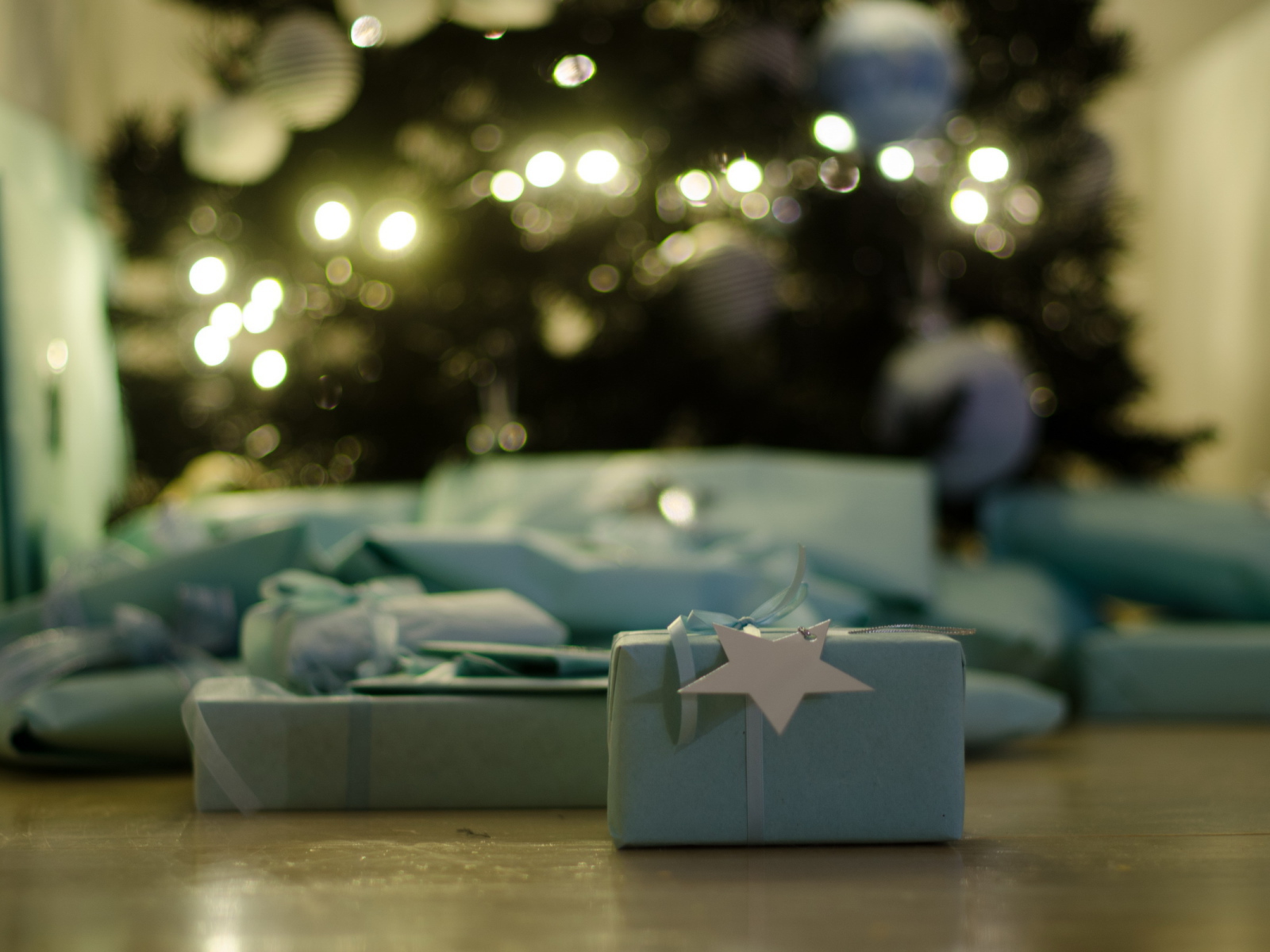 Рождественские подарки на полу