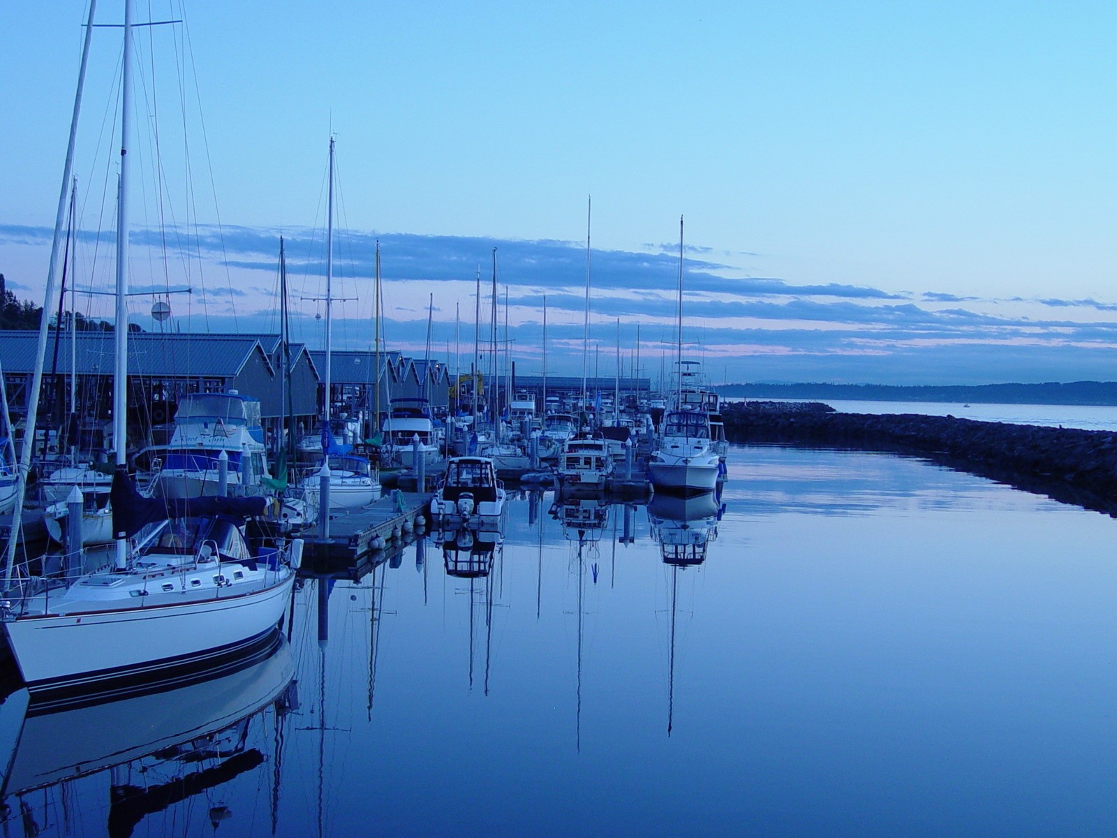 Синий вечер в порту