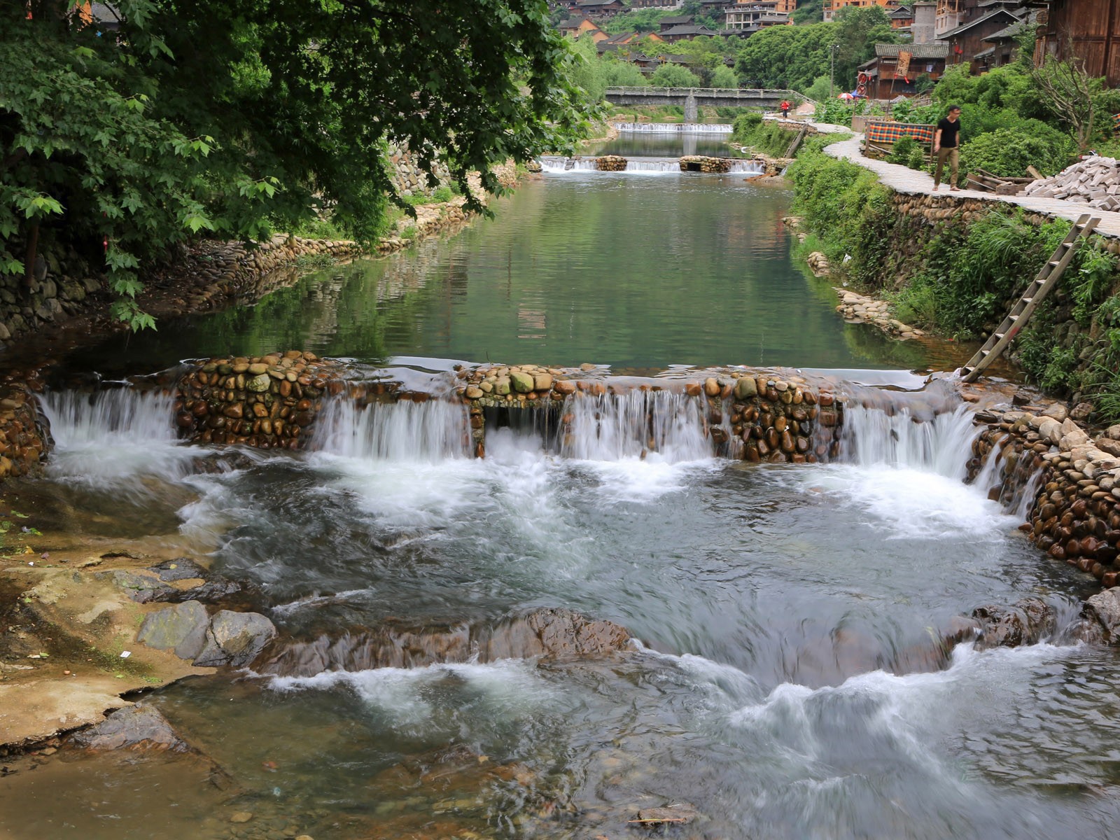 Спокойная река в городе