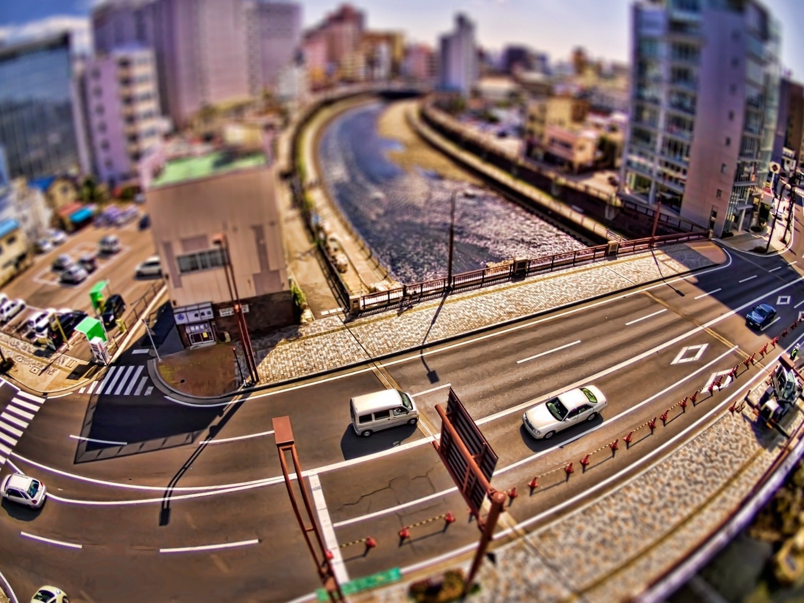 Автомобили на мосту через реку в городе