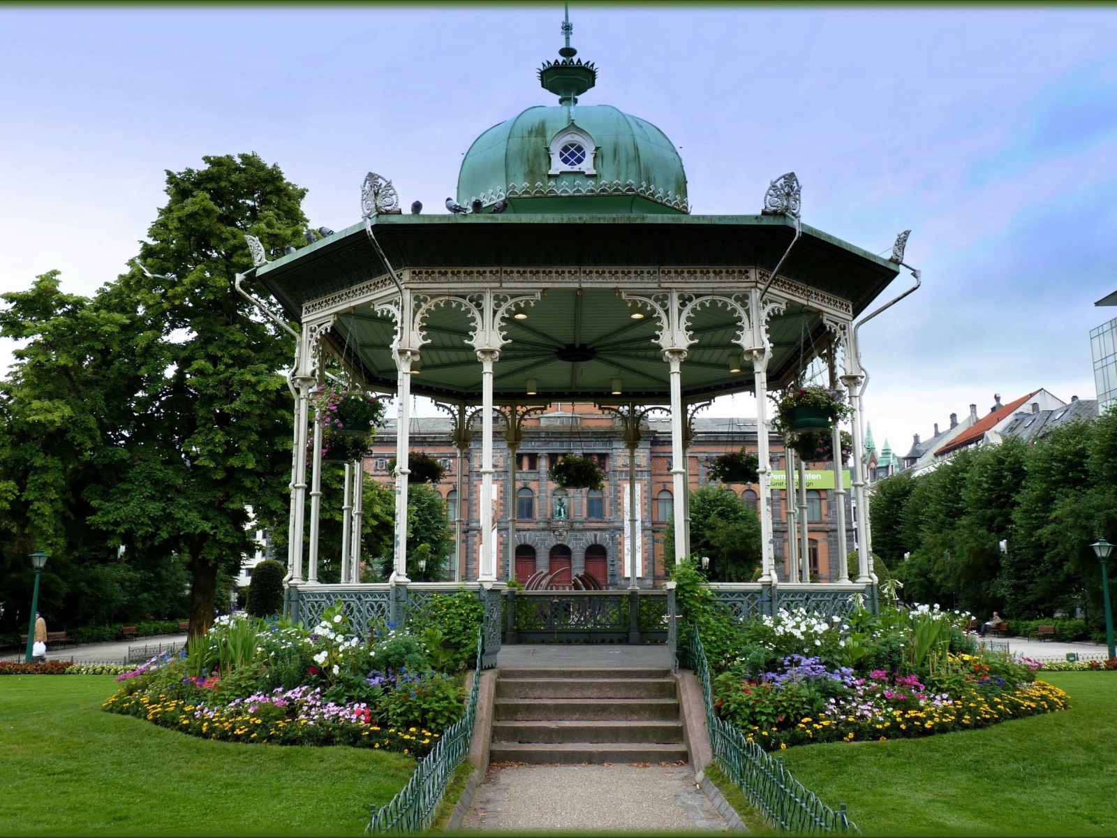 Резная деревянная беседка в парке