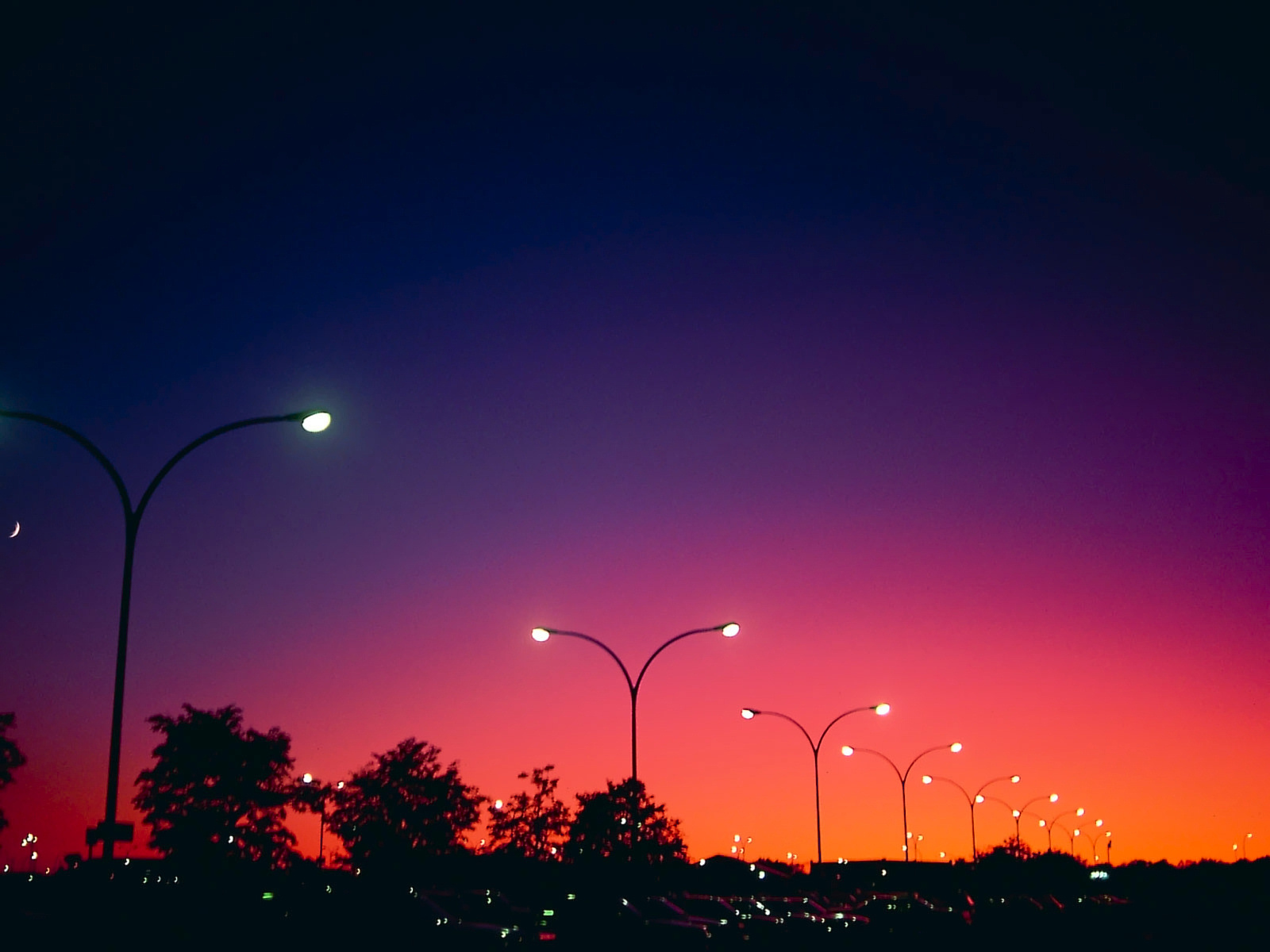 Городские фонари на вечерней заре