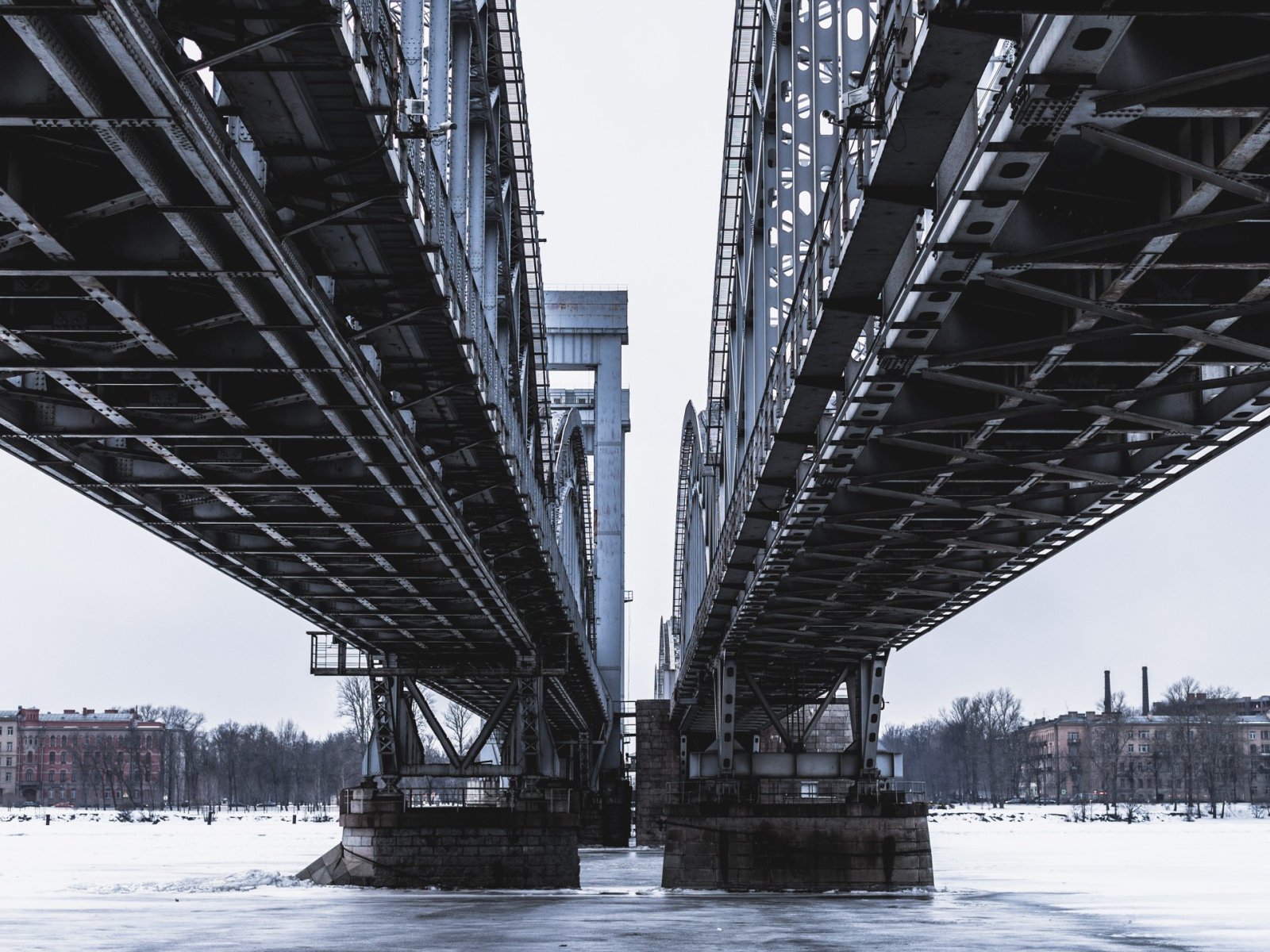 Двойной мост через реку в городе