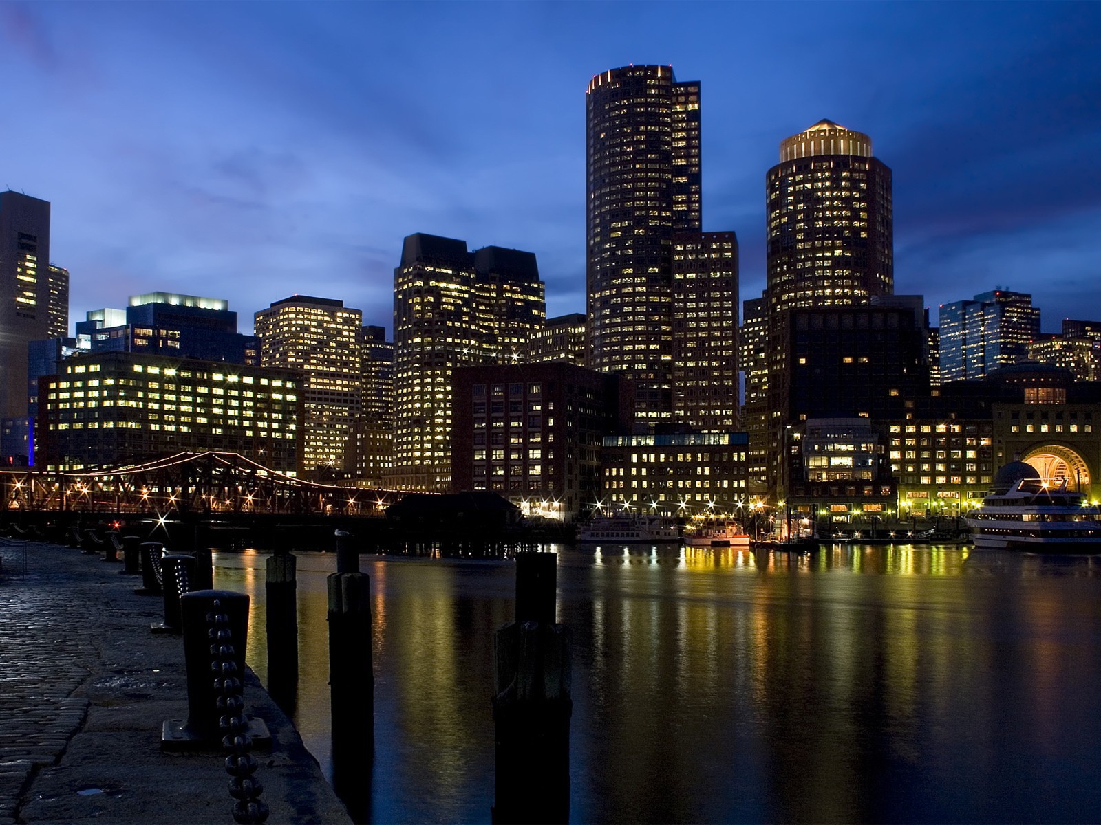 Набережная ночного города