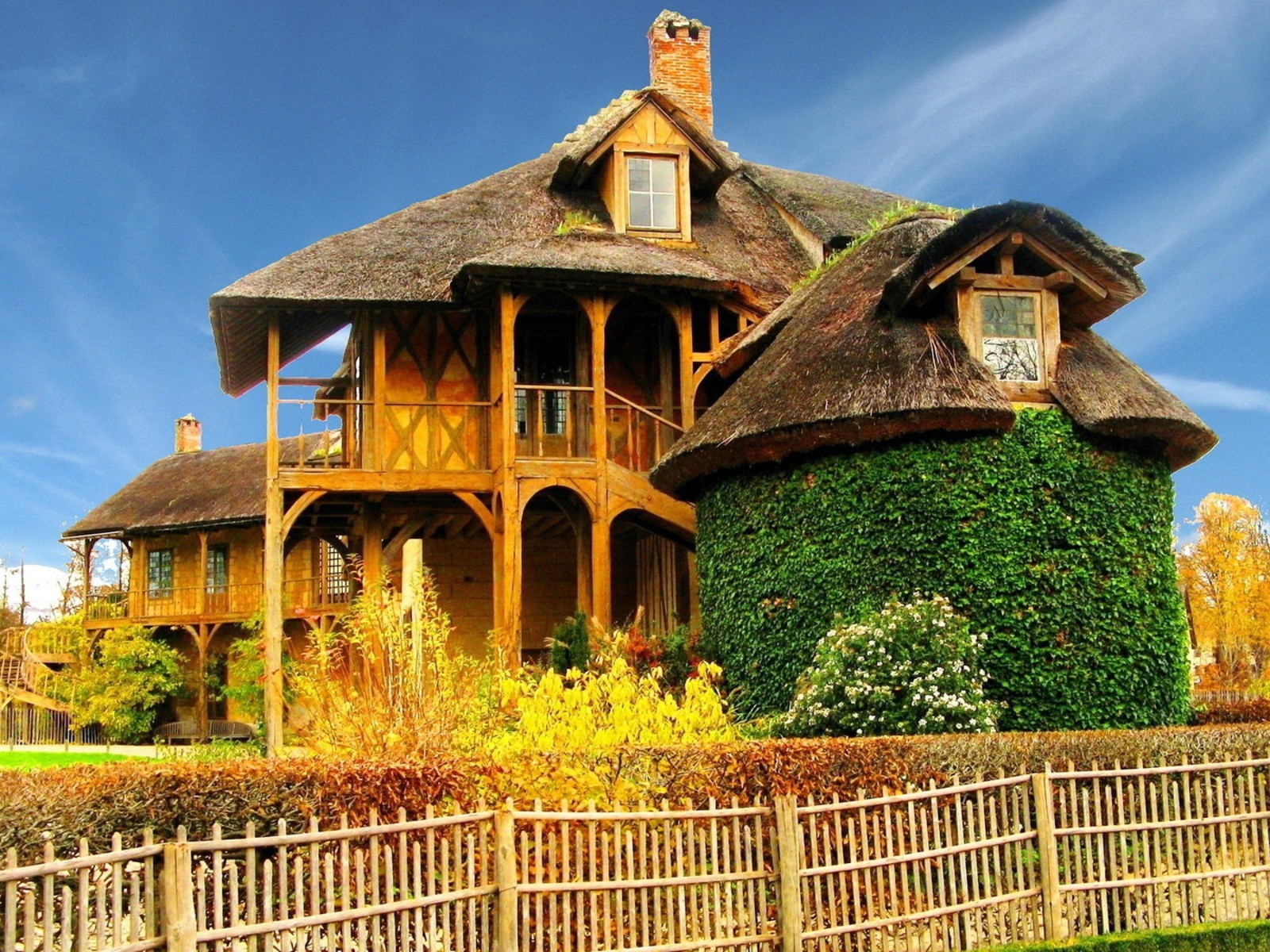 Зеленая беседка у деревянного дома