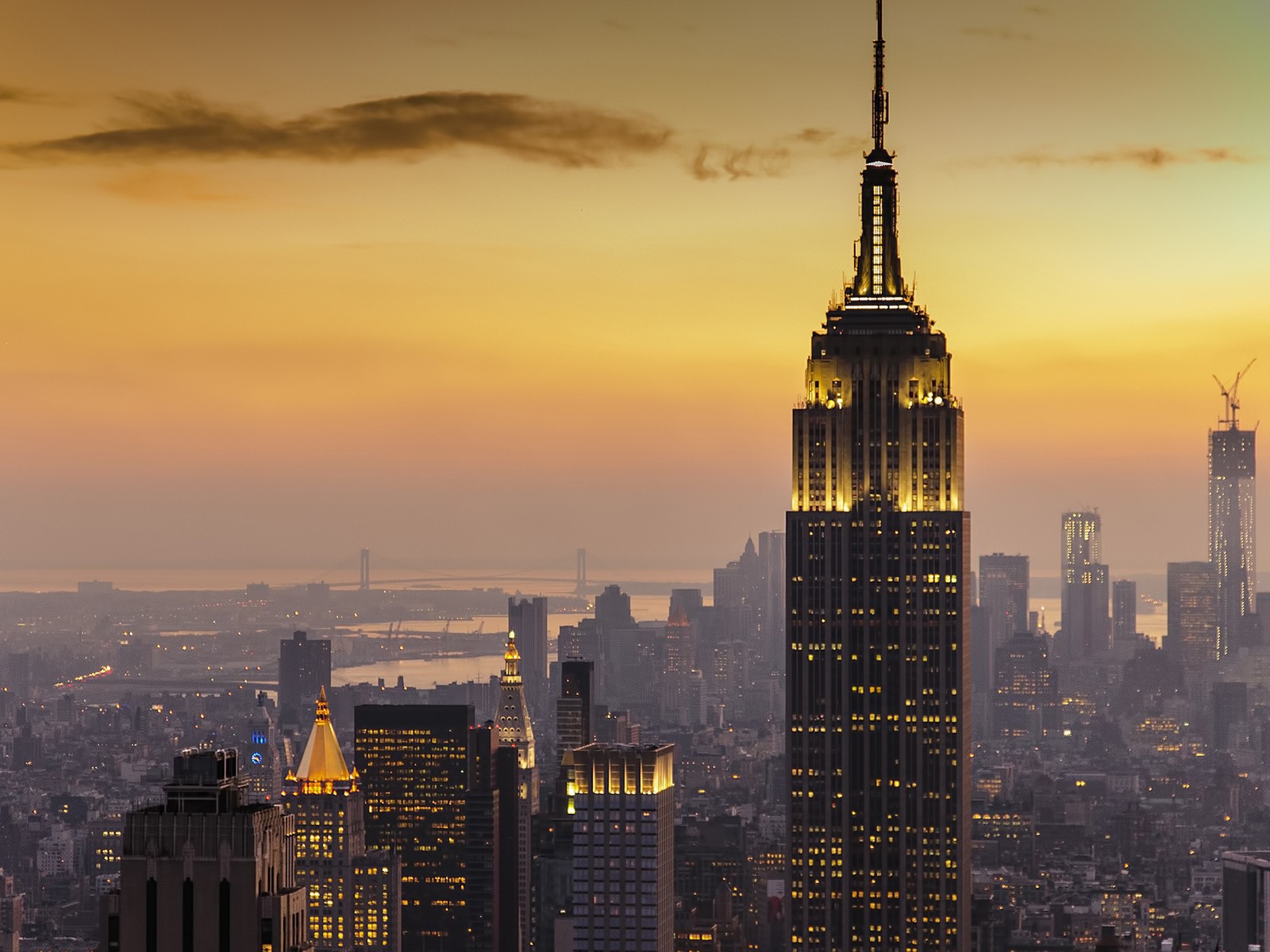 Подсветка небоскреба Эмпайр Стейт Билдинг в Нью-Йорке