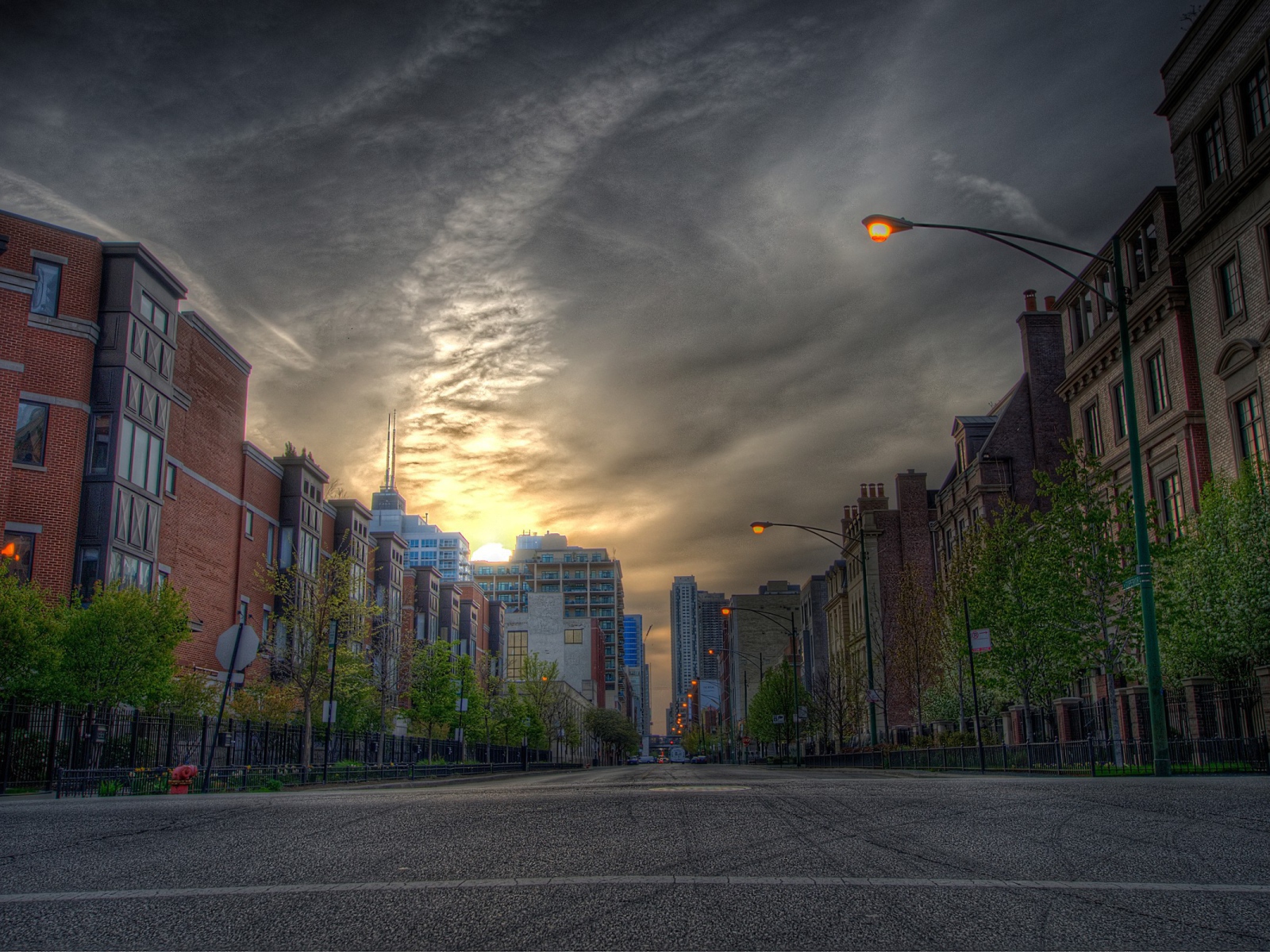 Совершенно пустая городская улица