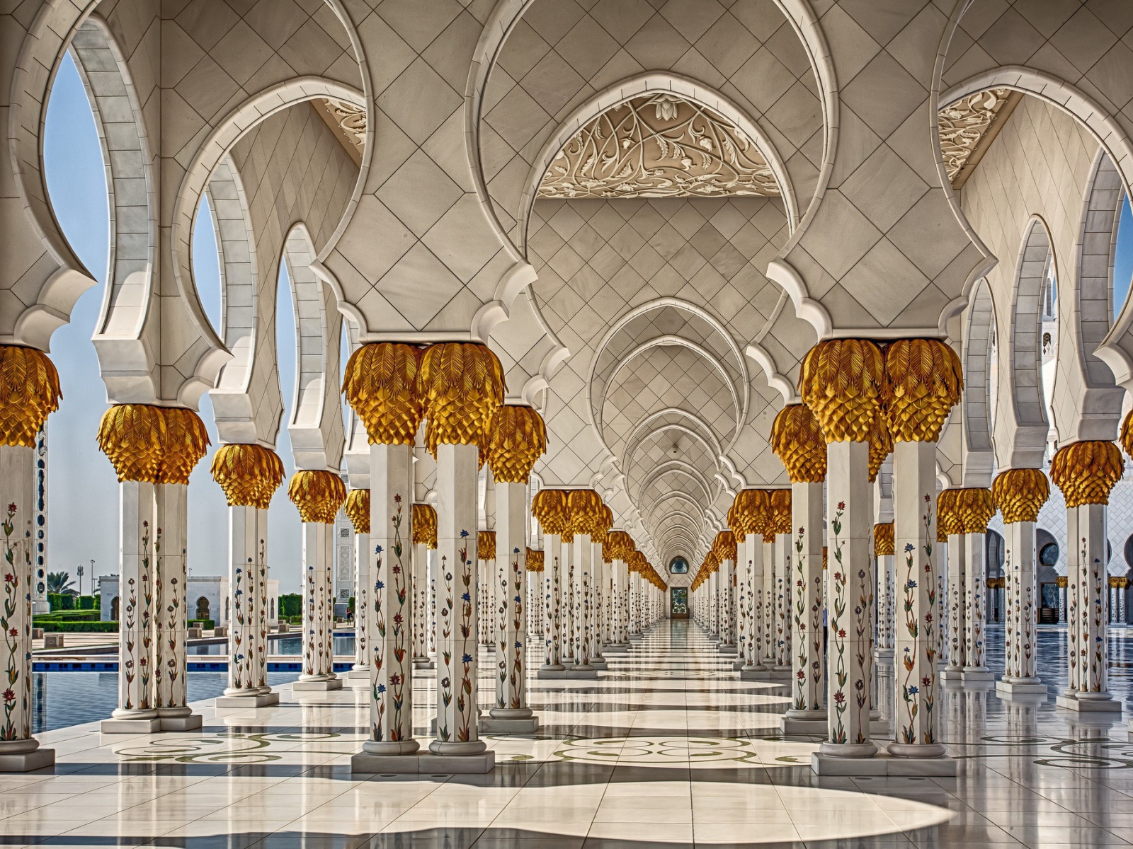 Роскошная мраморная колоннада в Арабских Эмиратах