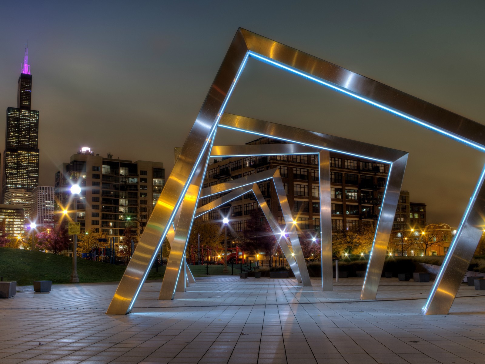 Современные скульптуры на площади в городе