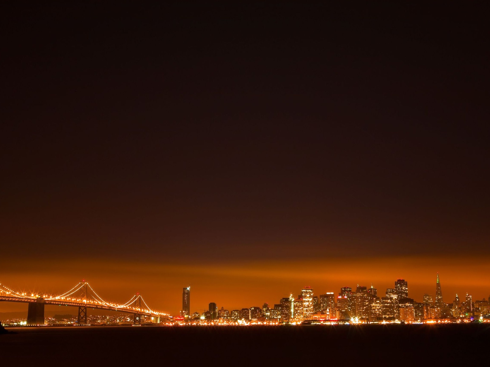 Оранжевое сияние над городом