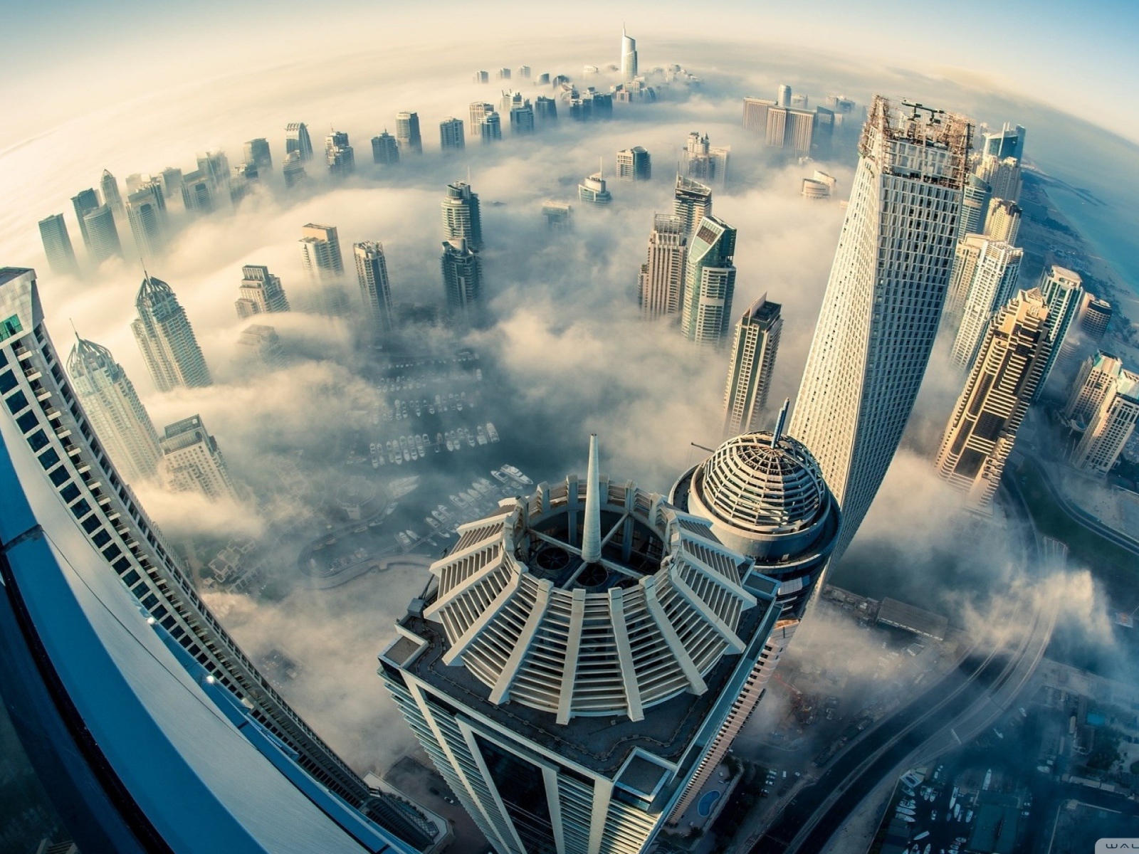 Панорама туманного города, фото через линзу рыбий глаз