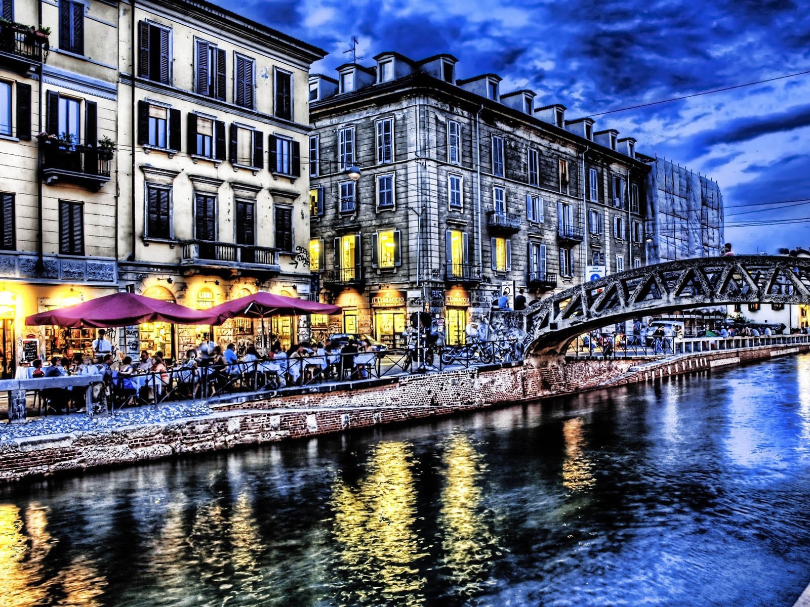 Набережная в старинном городе, фото HDR