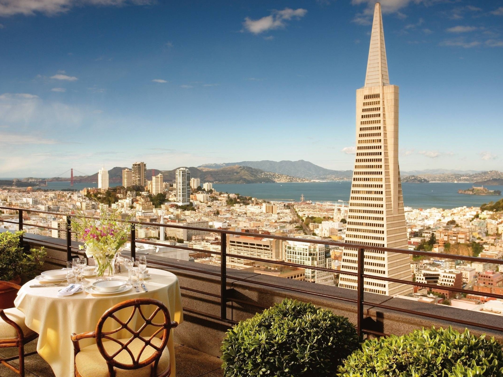 Уличное кафе с видом на Сан-Франциско