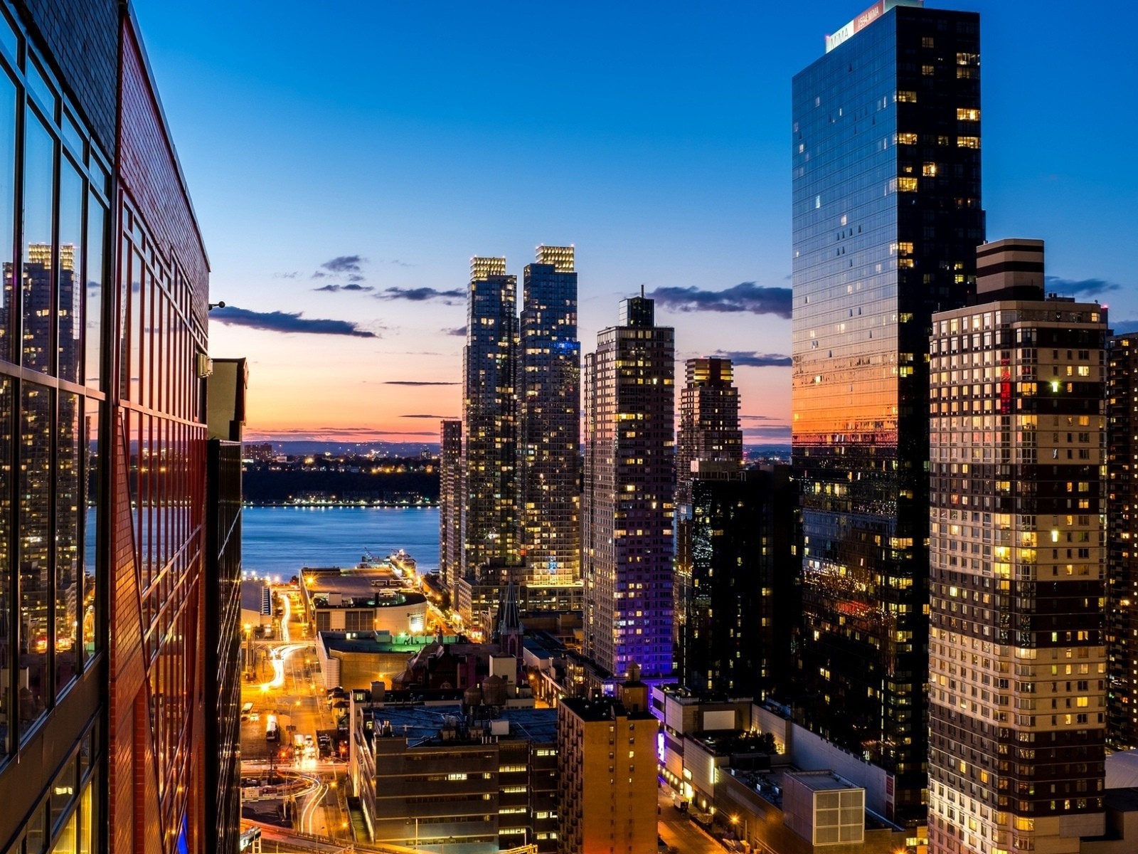 Закат отражается в стеклах небоскребов Нью-Йорка