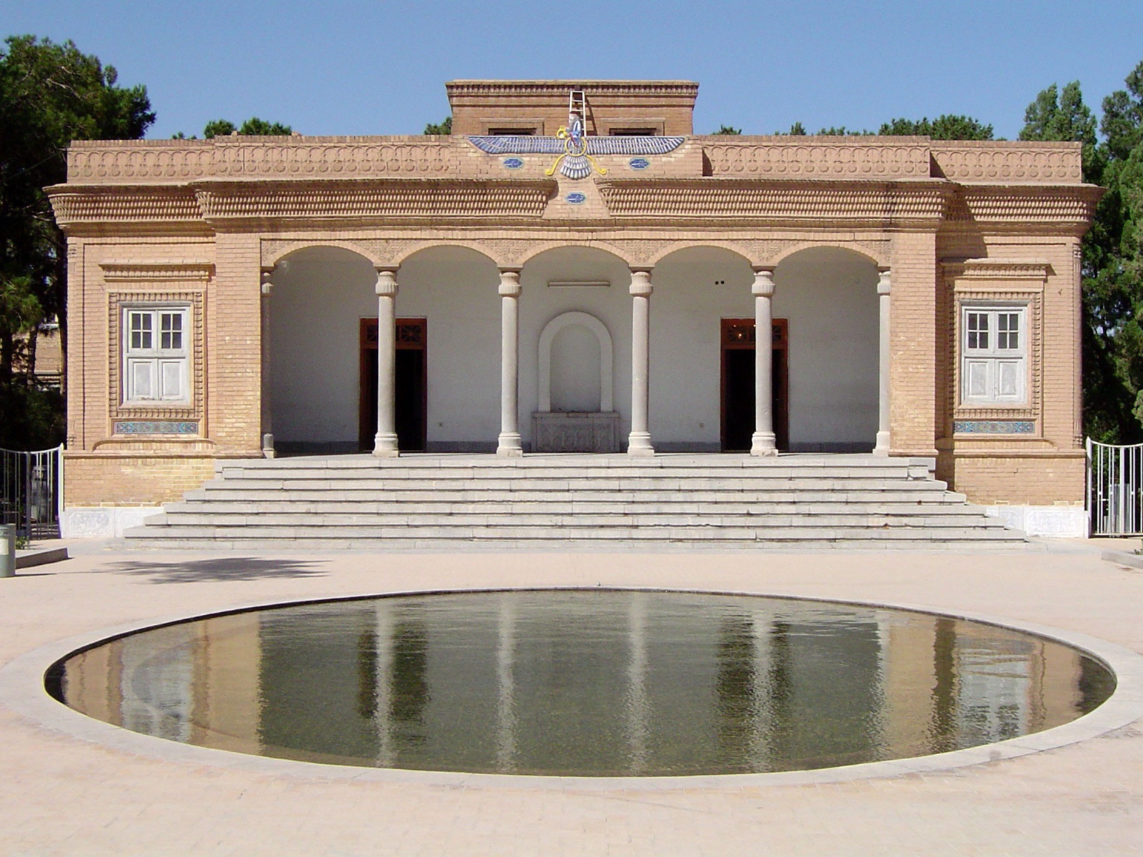 Бассейн во дворе, Иран