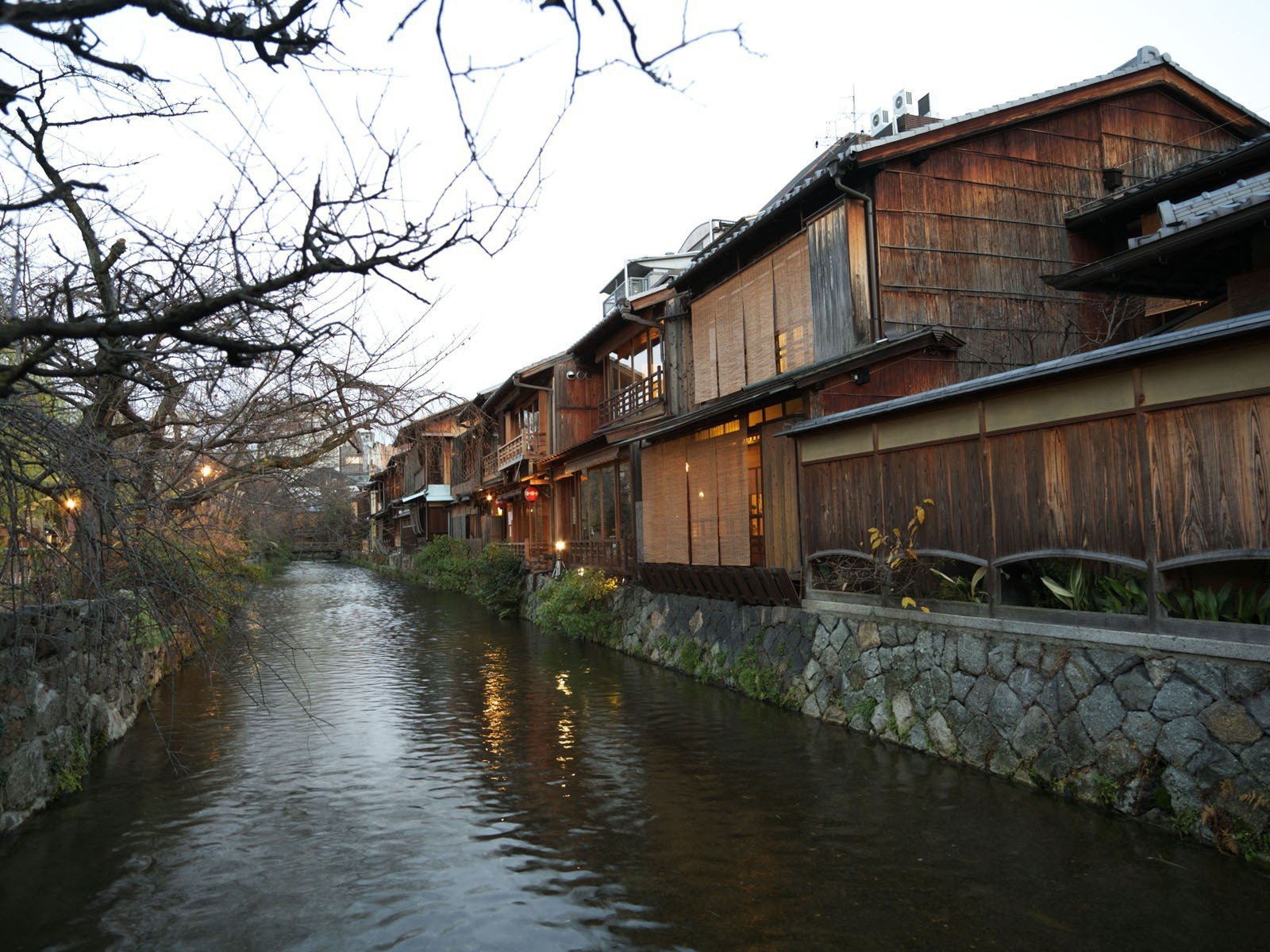 Канал у домов в городе в Азии