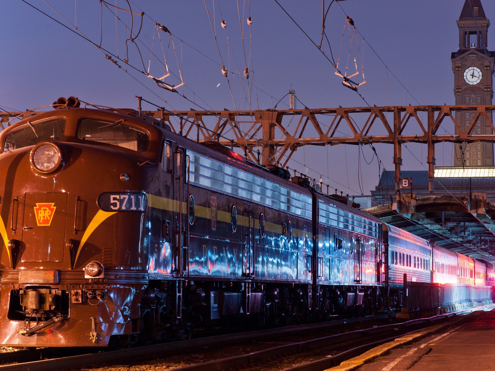 Поезд отправляется с вокзала