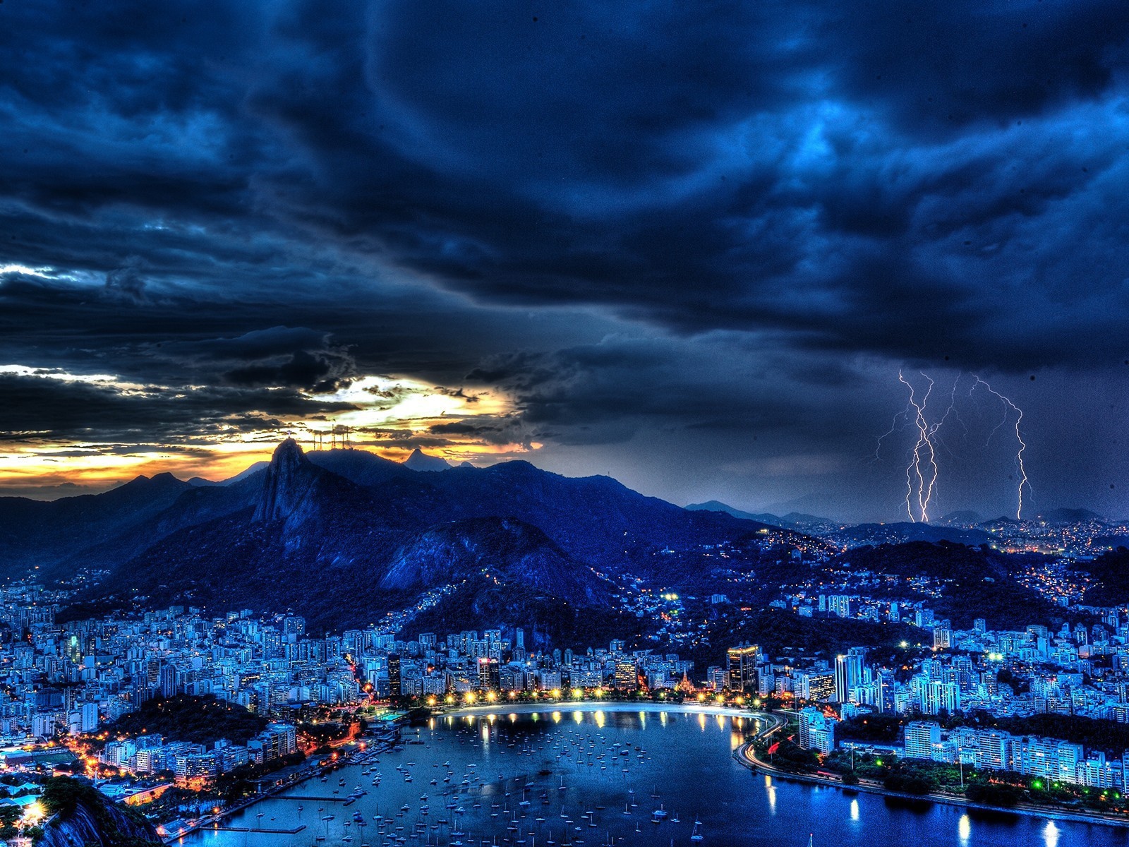 Гроза над городом после заката солнца