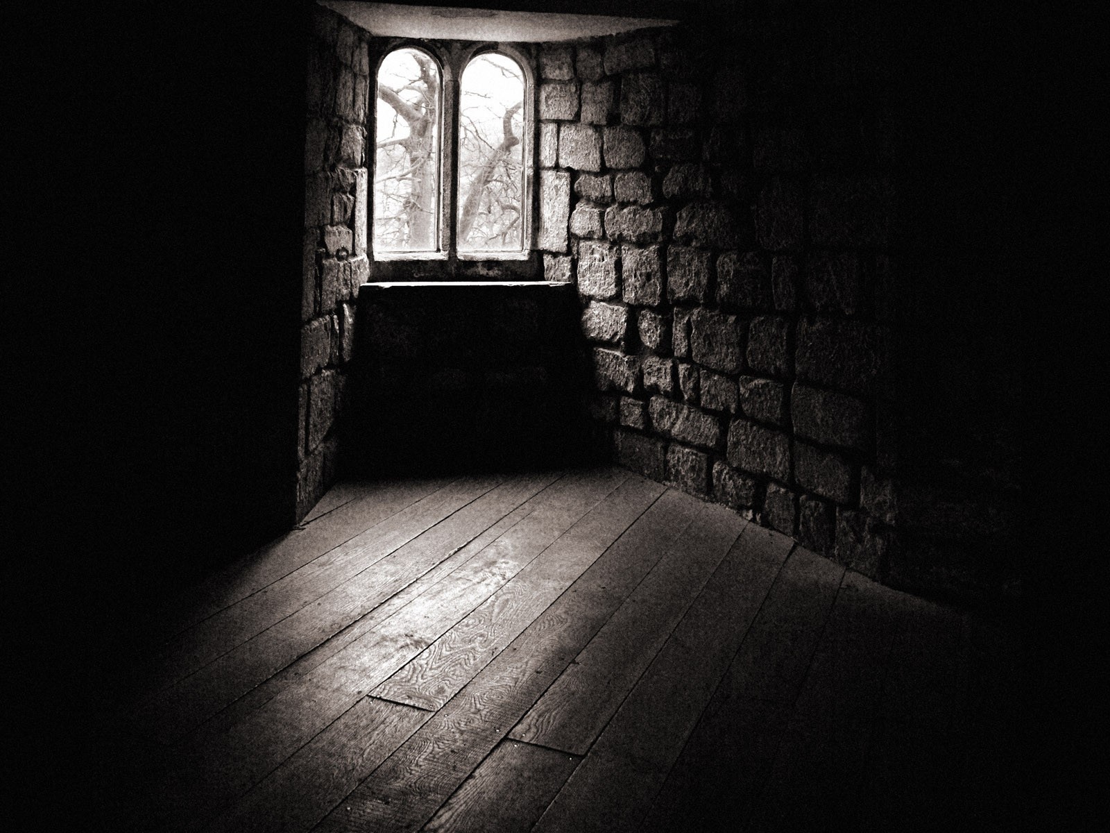 Маленькое окошко в каменных стенах